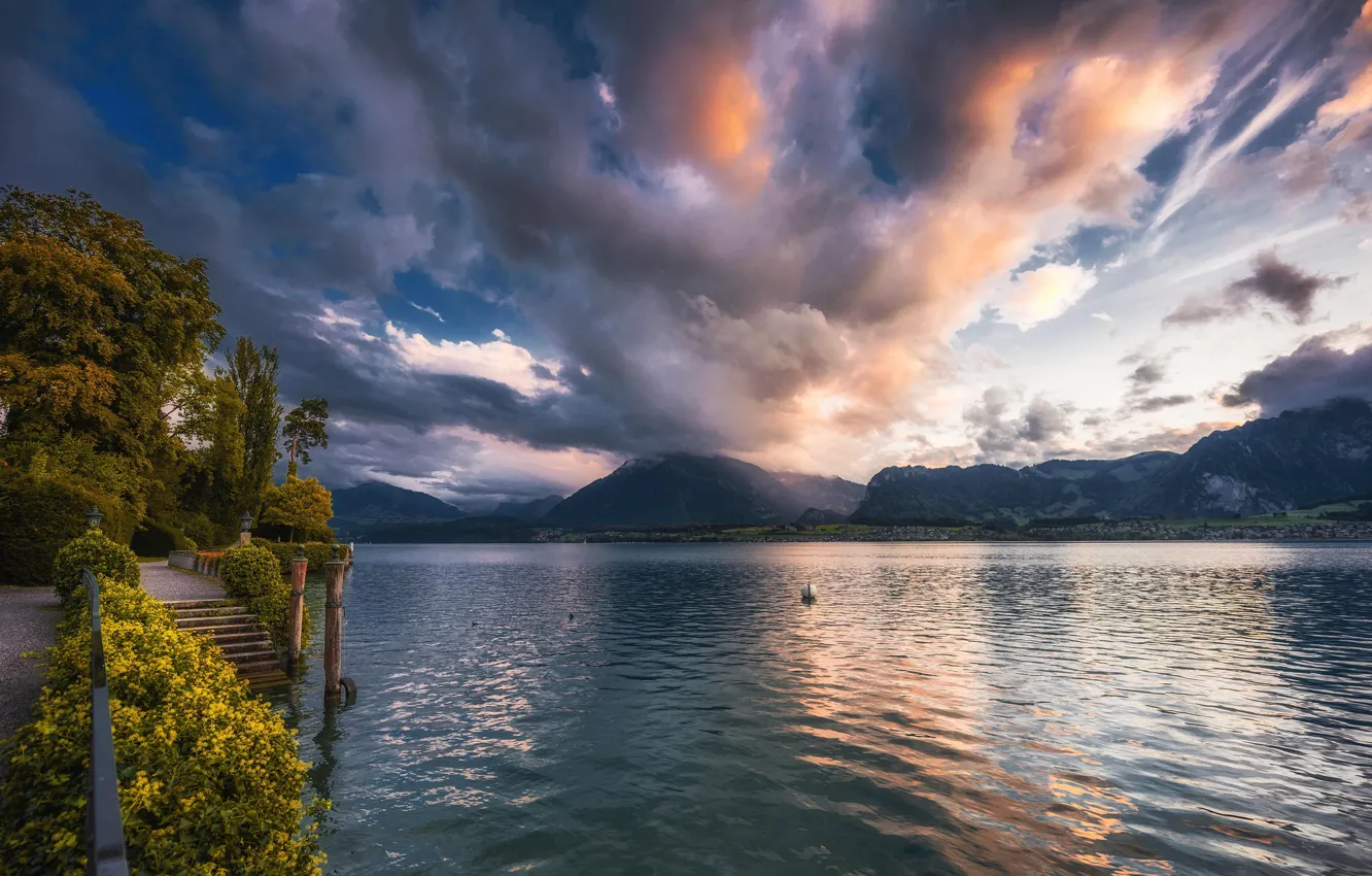 Фото обои небо, облака, деревья, горы, озеро, вечер, Швейцария, лестница