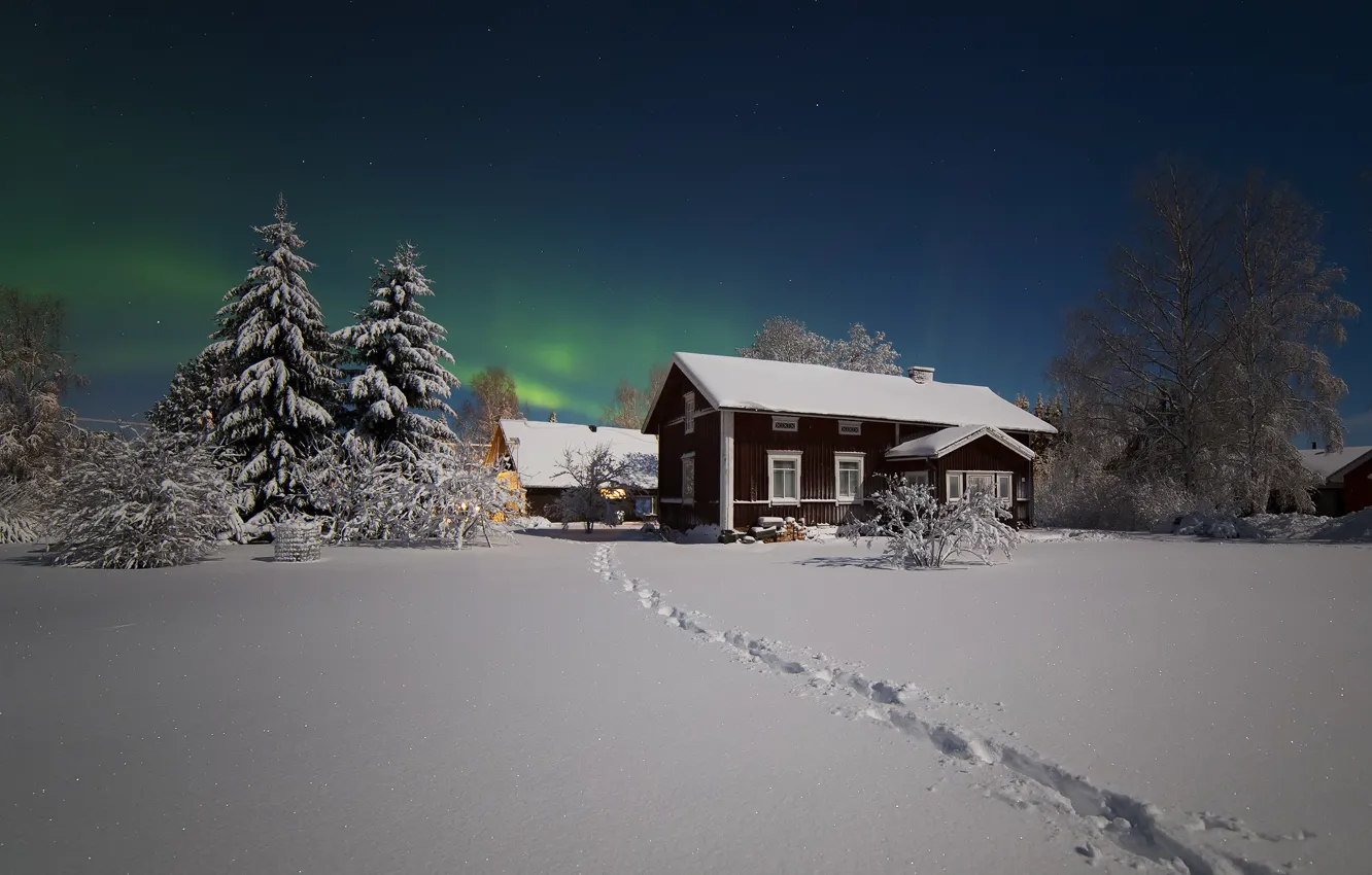 Фото обои зима, звезды, снег, ночь, дома, северное сияние, посёлок