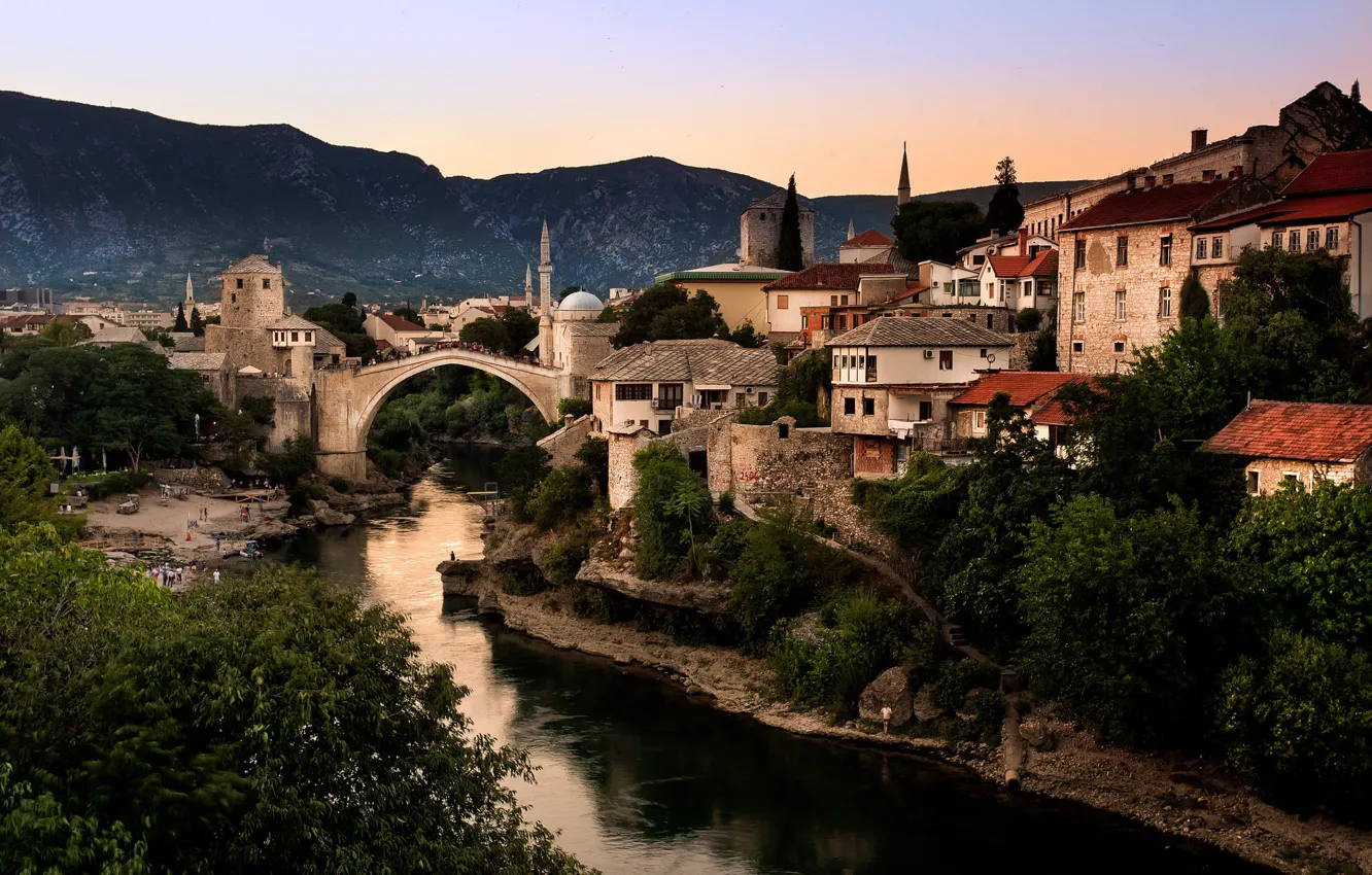 Фото обои пейзаж, горы, мост, город, река, дома, мечеть, Босния и Герцеговина