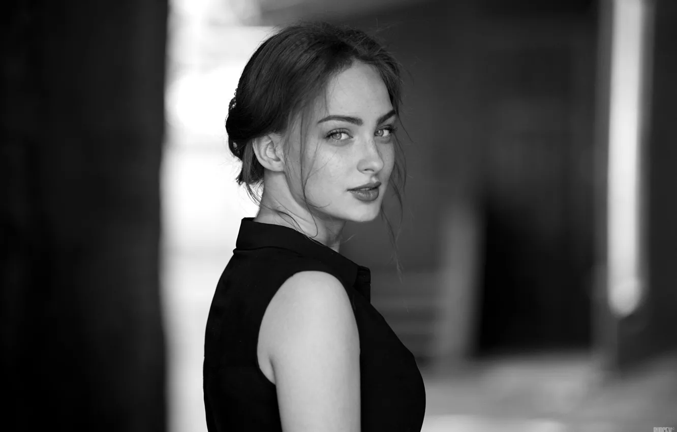 Фото обои Девушка, Фото, Ч/б, Взгляд, Модель, Губы, Girl, Волосы