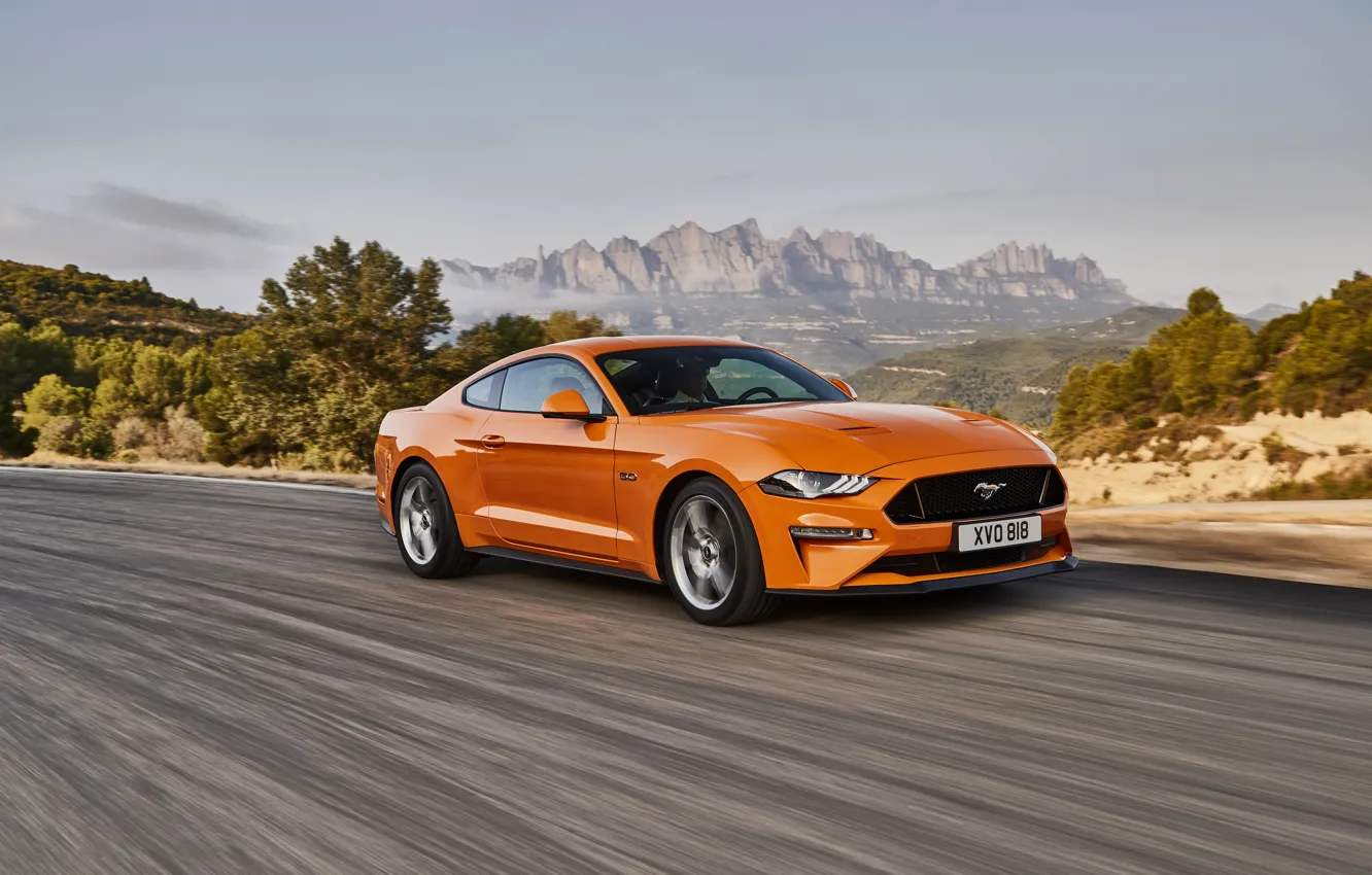 Фото обои дорога, оранжевый, движение, Ford, 2018, фастбэк, Mustang GT 5.0