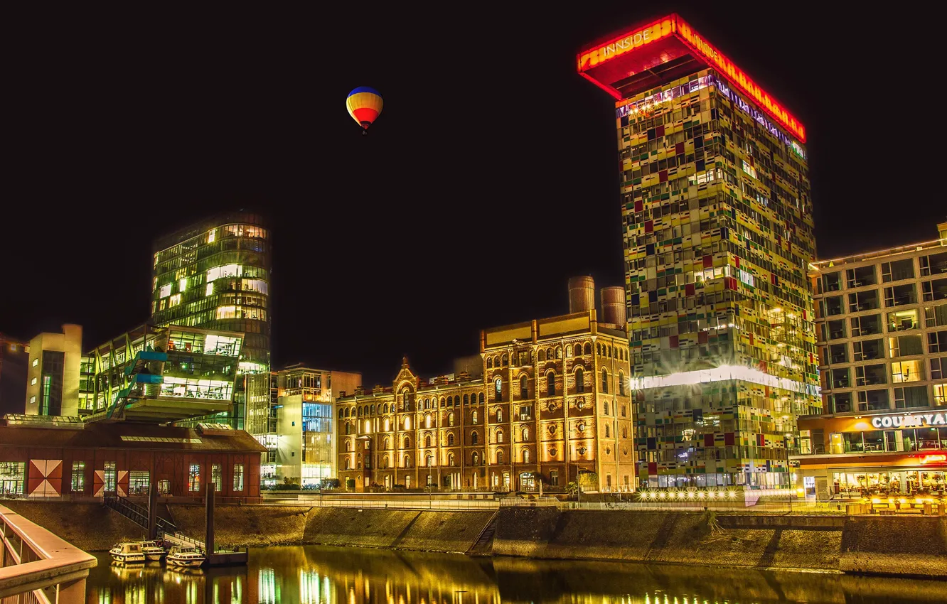 Фото обои небо, ночь, огни, воздушный шар, здания, дома, Германия, причал