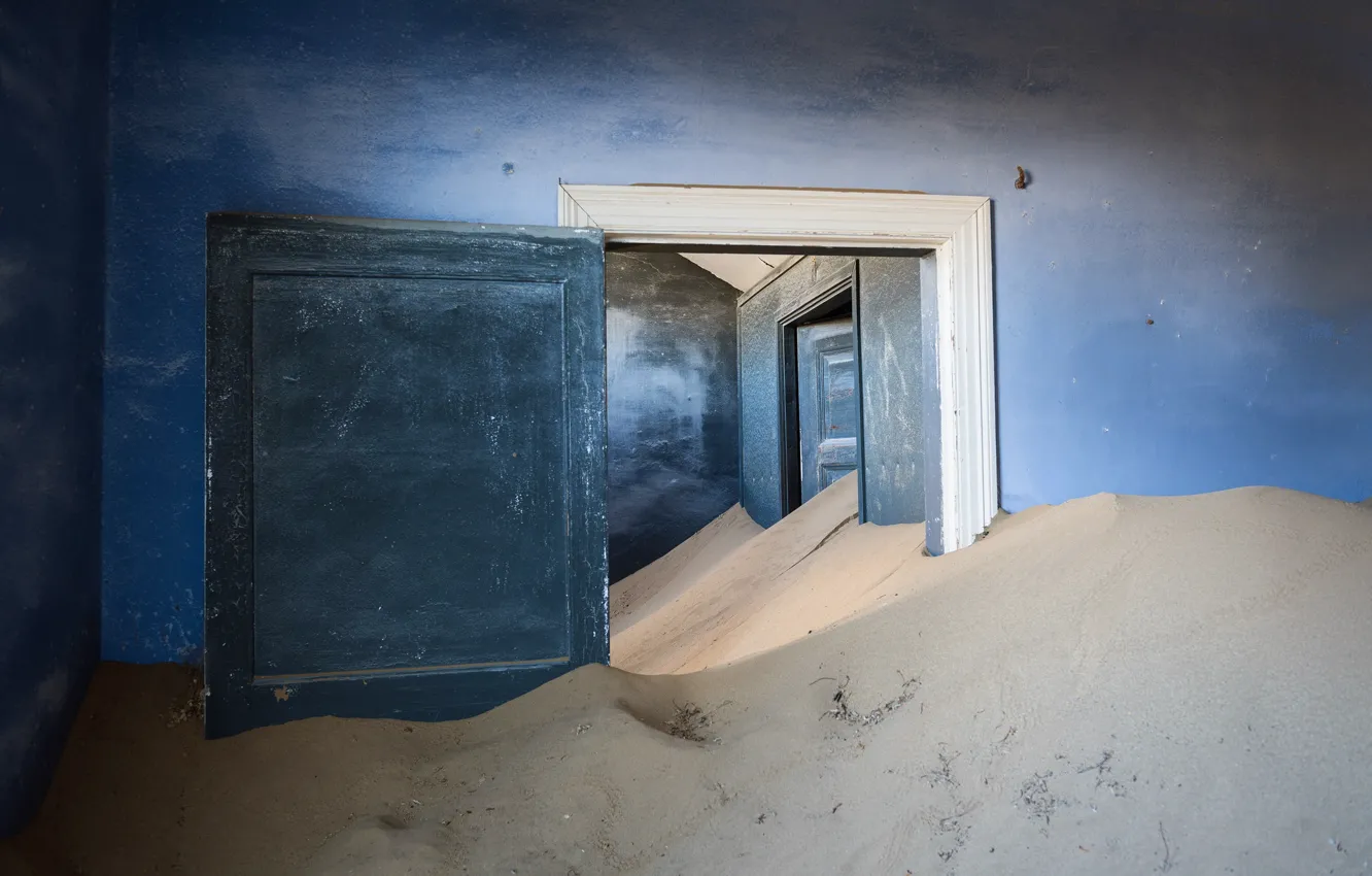 Фото обои песок, комната, дверь