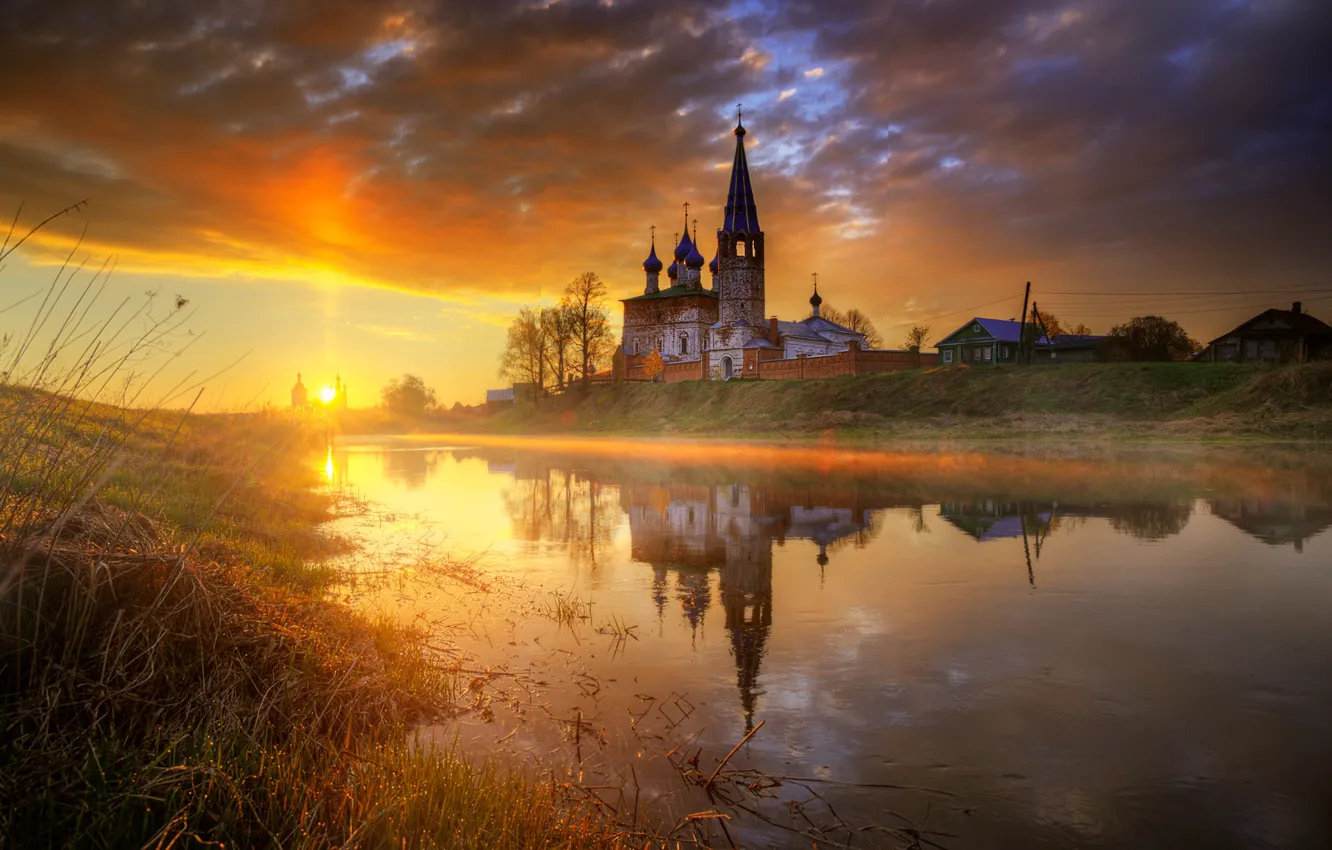 Фото обои солнце, лучи, пейзаж, природа, река, село, церковь, травы