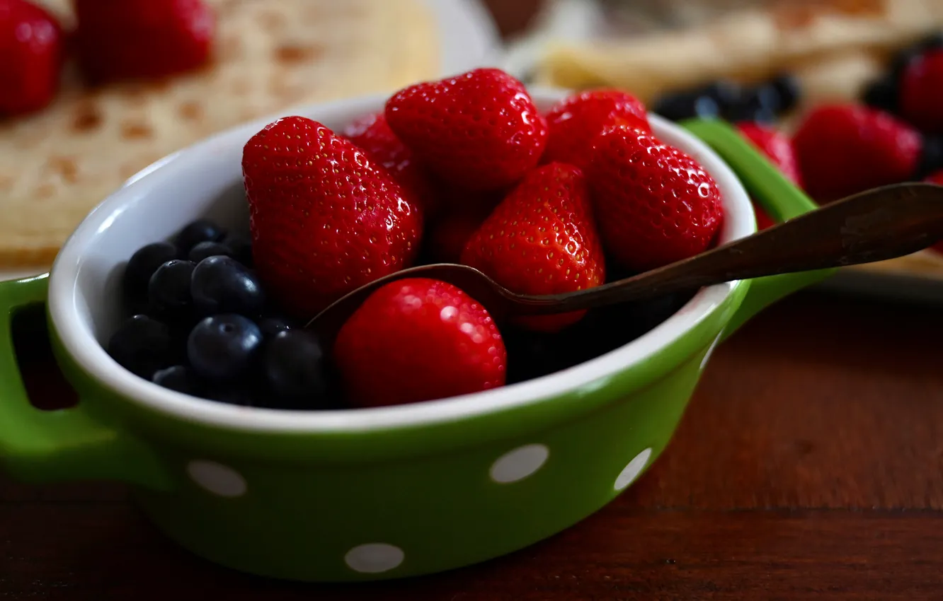Фото обои ягоды, еда, черника, клубника, ложка, миска