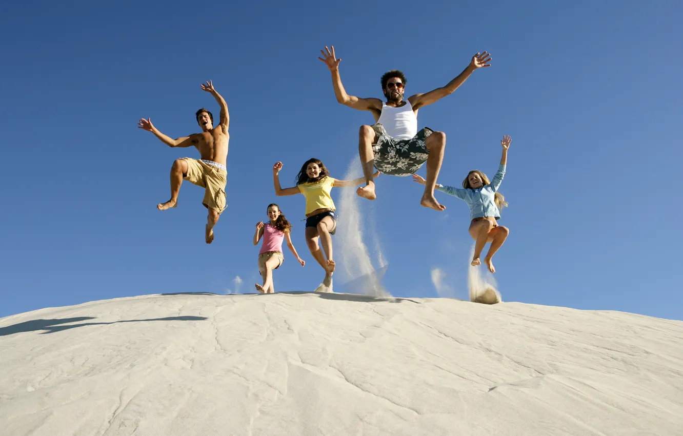 Фото обои песок, лето, небо, радость, счастье, девушки, настроение, прыжок