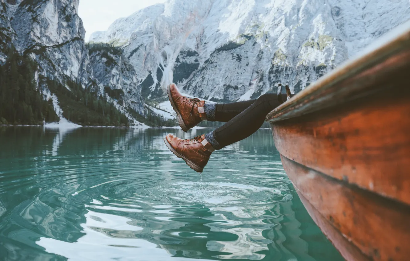 Фото обои горы, озеро, фото, ноги, лодка, ботинки, Jason Charles Hill