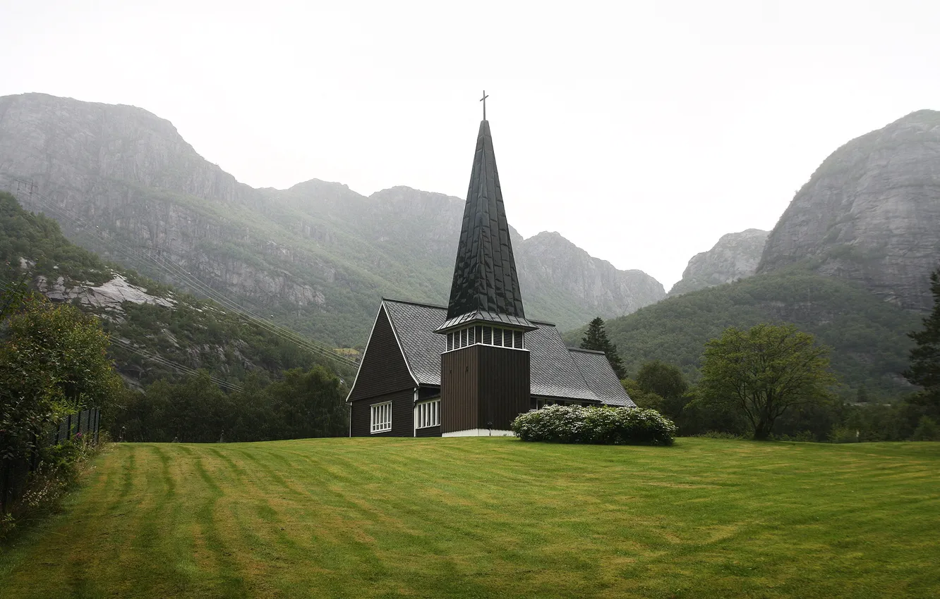 Фото обои поле, горы, растительность, храм, норвегия