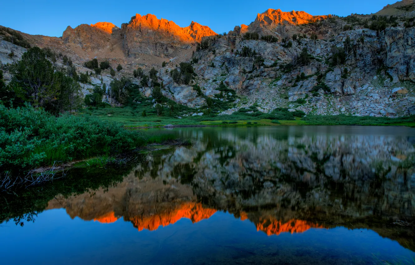 Фото обои вода, деревья, закат, горы, озеро, отражение, камни, скалы