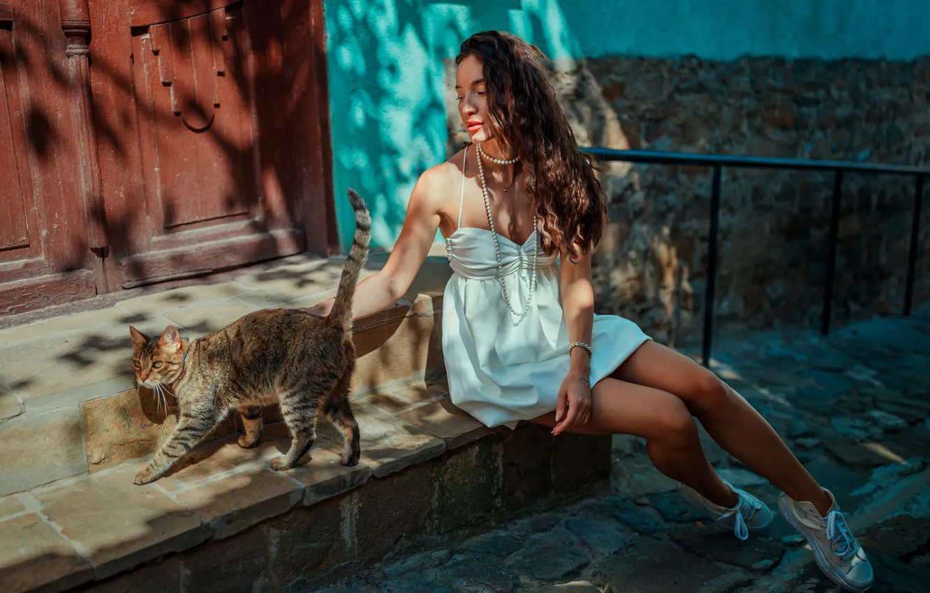 Фото обои кошка, девушка, поза, бусы, ножки, длинные волосы, сарафан, Деян Романов