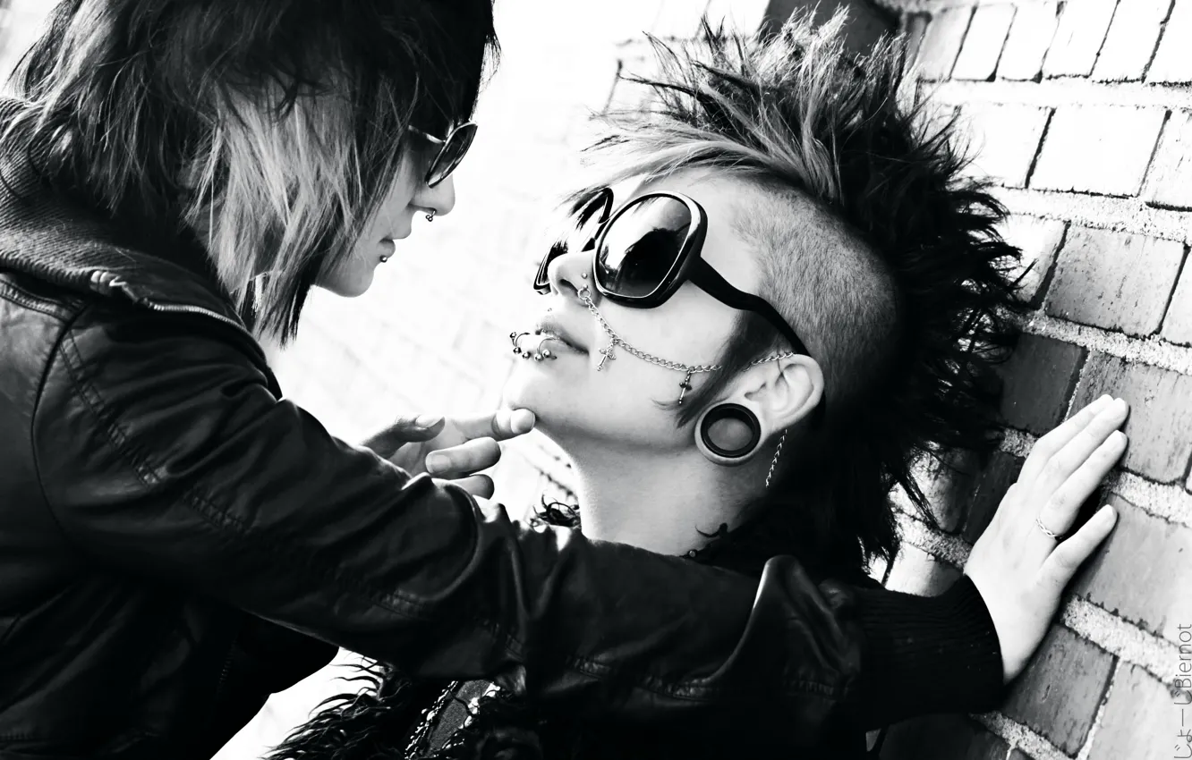 Фото обои девушка, металл, стиль, панк, чёрно-белое, поцелуй, крест, пирсинг