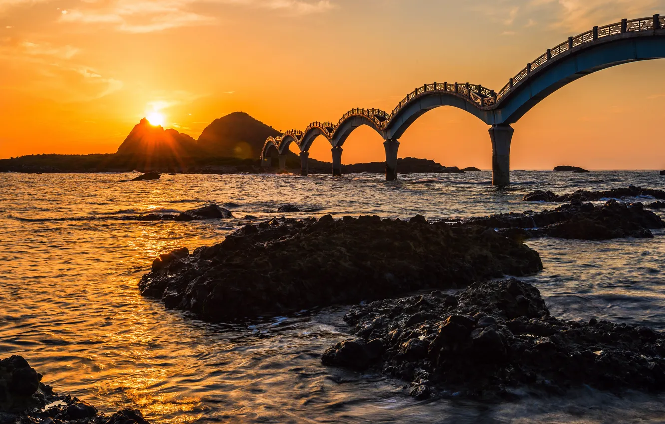 Фото обои море, небо, солнце, лучи, свет, закат, мост, камни