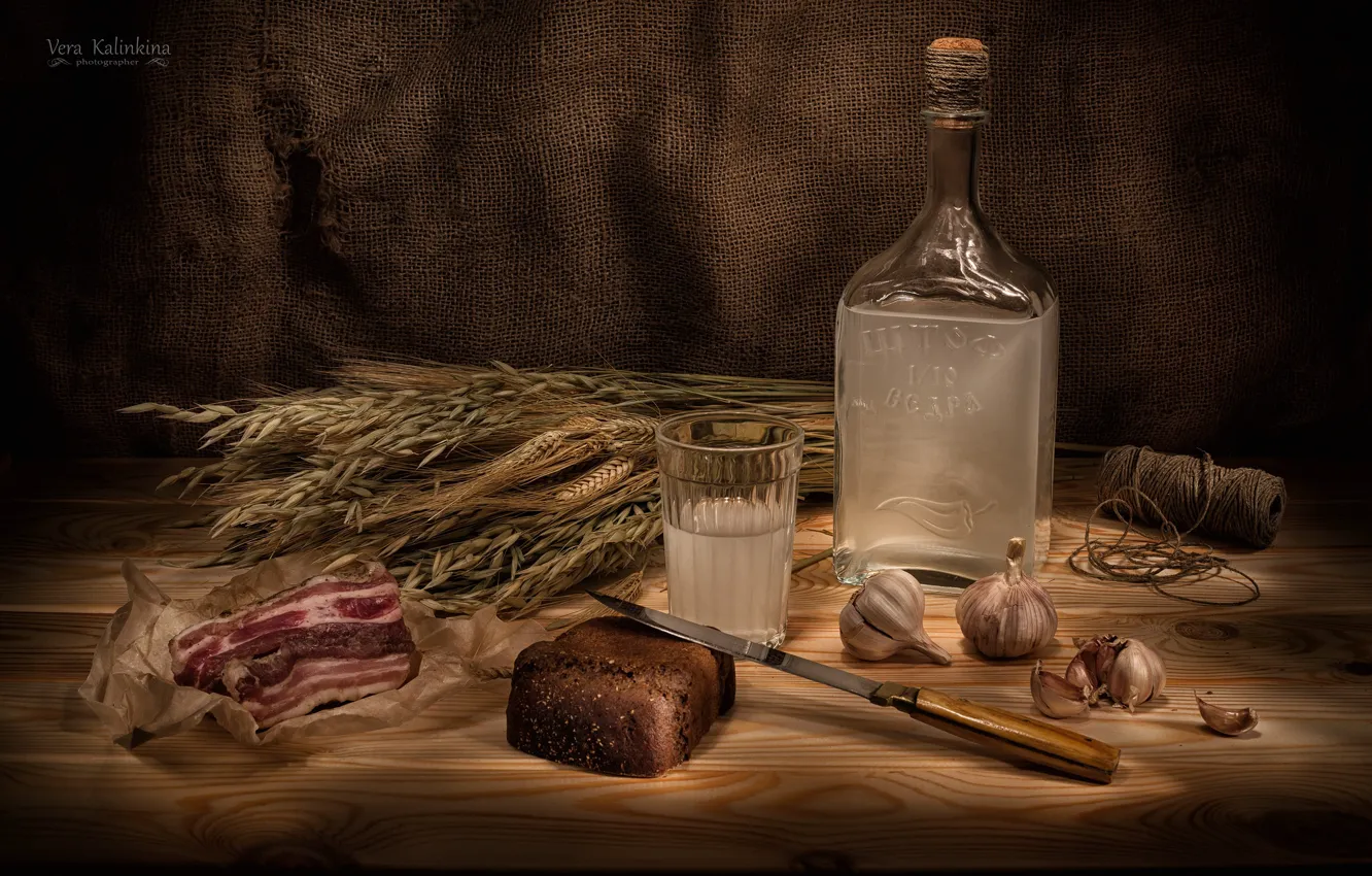 Фото обои бутылка, колоски, хлеб, натюрморт, чеснок, сало, самогон