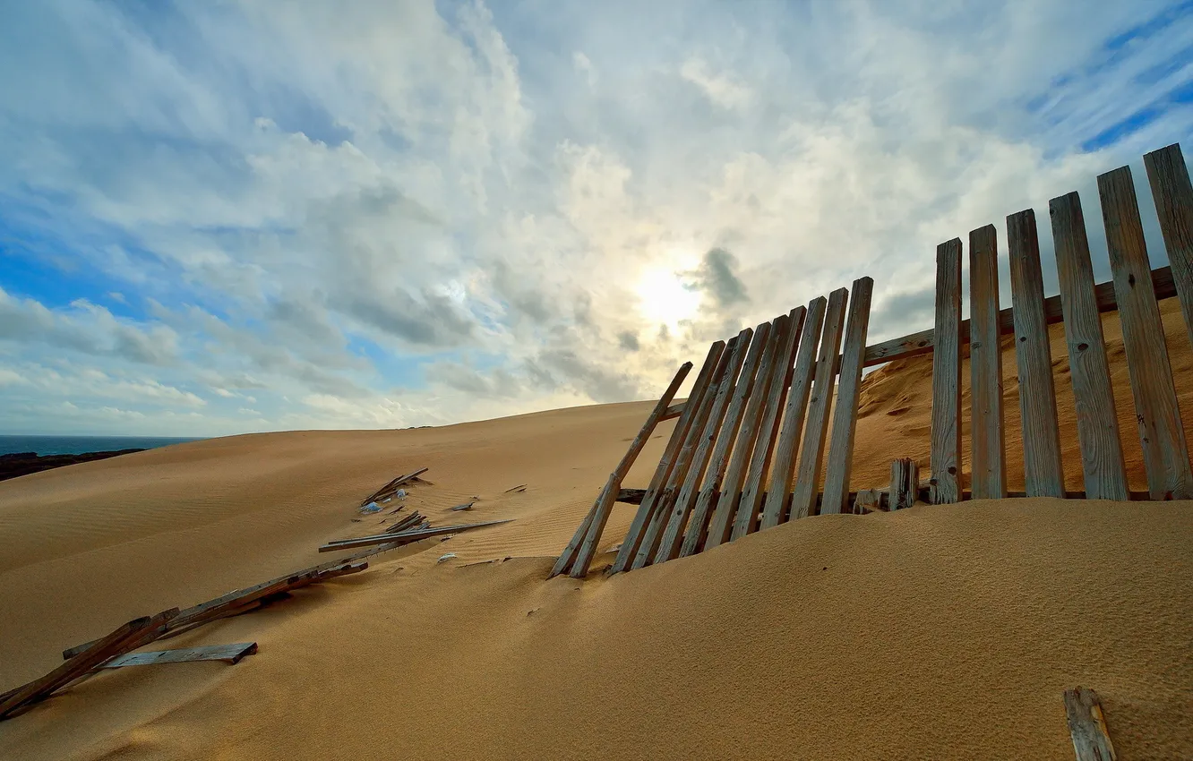 Фото обои песок, небо, пейзаж, забор
