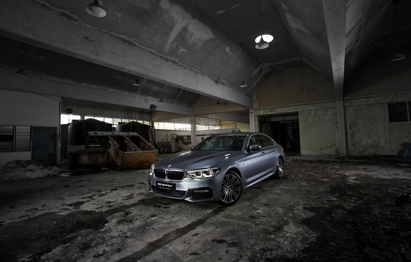 Фото обои серый, BMW, седан, помещение, 530i, 5er, четырёхдверный, 5-series