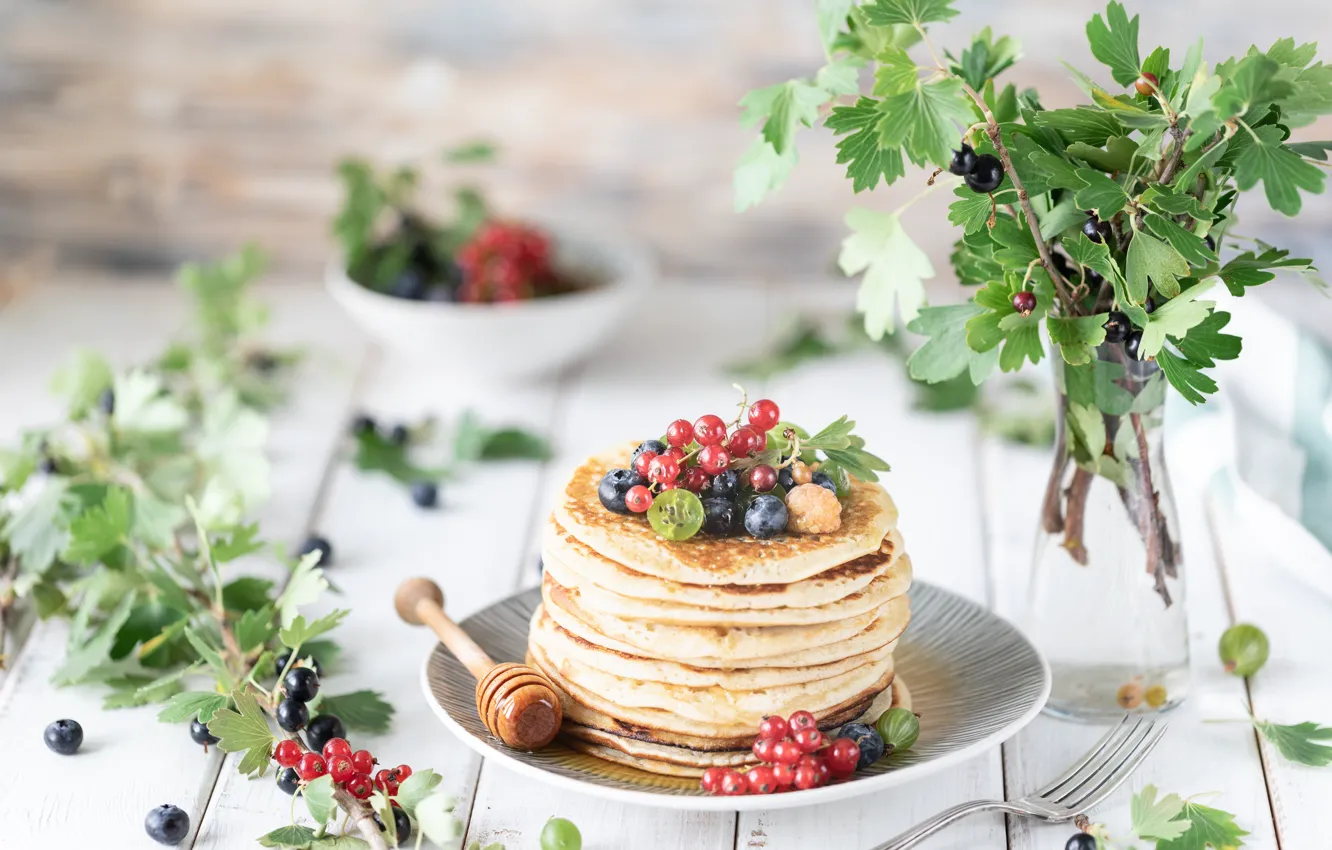 Фото обои ветки, ягоды, стол, завтрак, тарелка, блинчики, Karina Klachuk