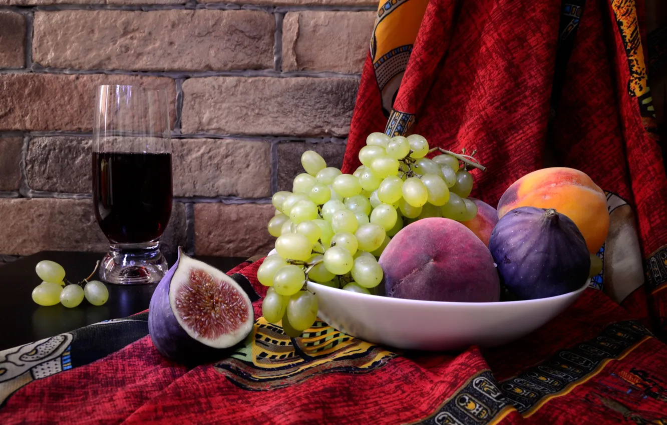 Фото обои red, grapes, plate, wine, fruits, white, fabric, figs