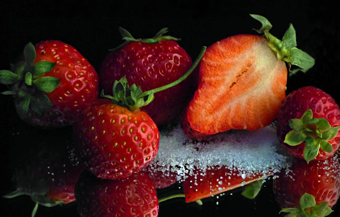 Фото обои макро, отражение, ягоды, клубника, сахар