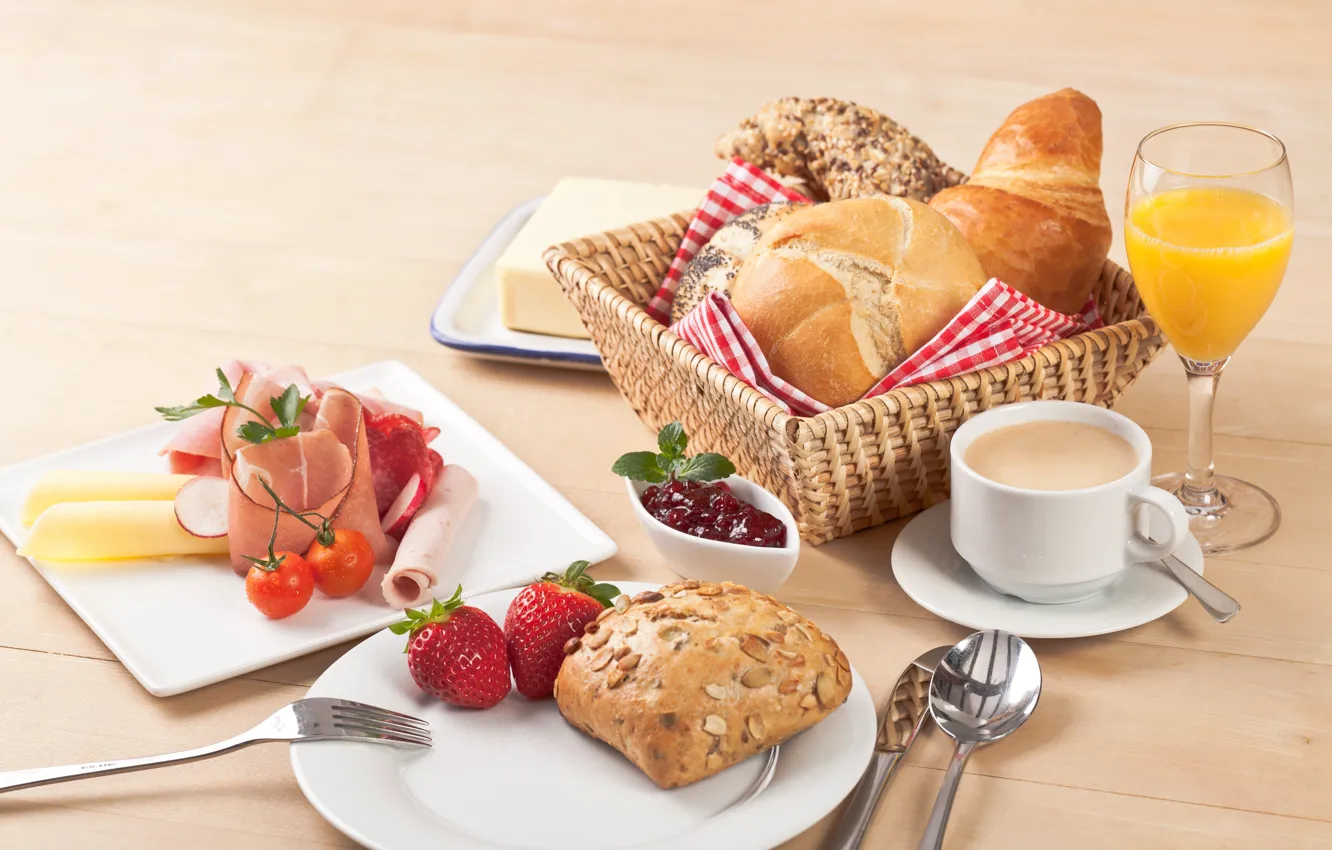 Фото обои ягоды, кофе, завтрак, сыр, клубника, сок, хлеб, выпечка