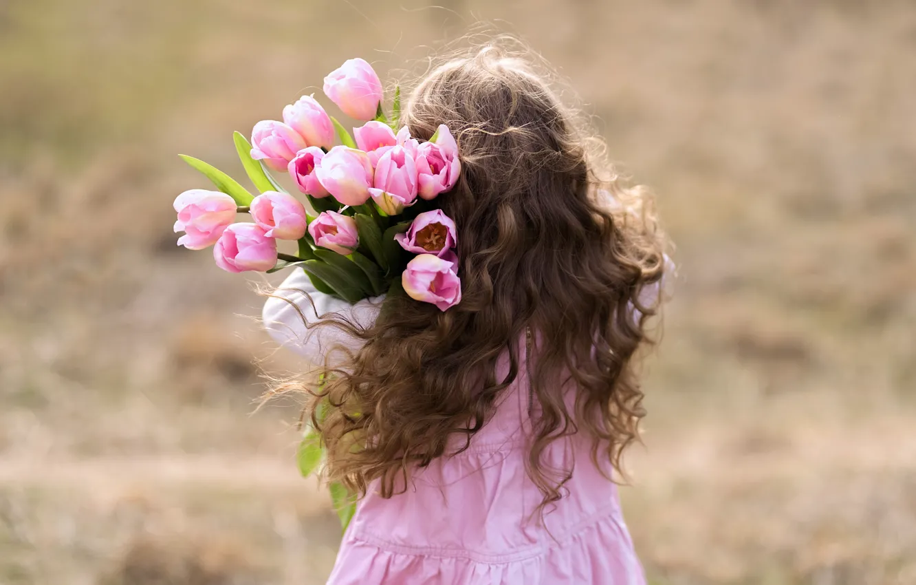 Фото обои розовый, волосы, девочка, тюльпаны, локоны