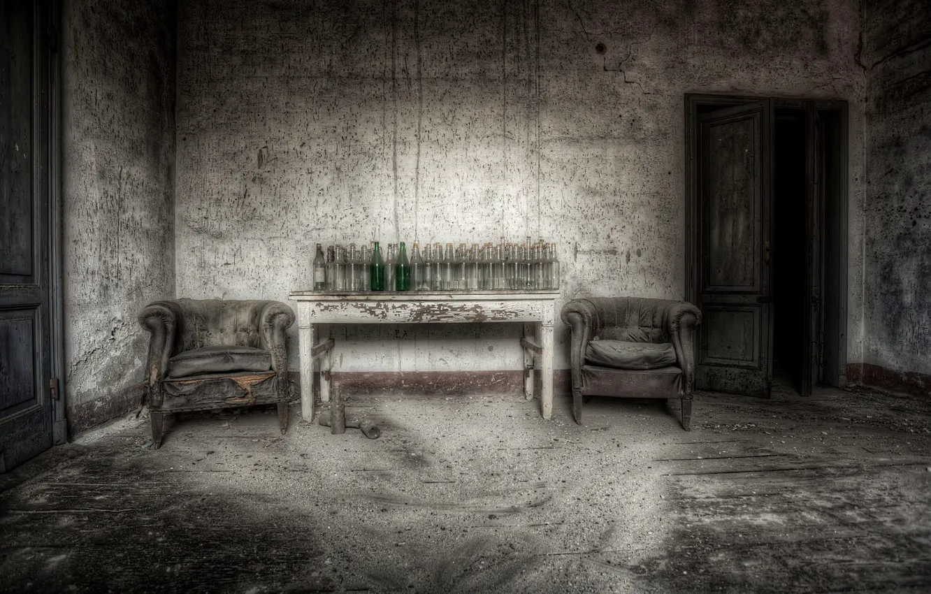Фото обои стол, комната, кресла, бутылки