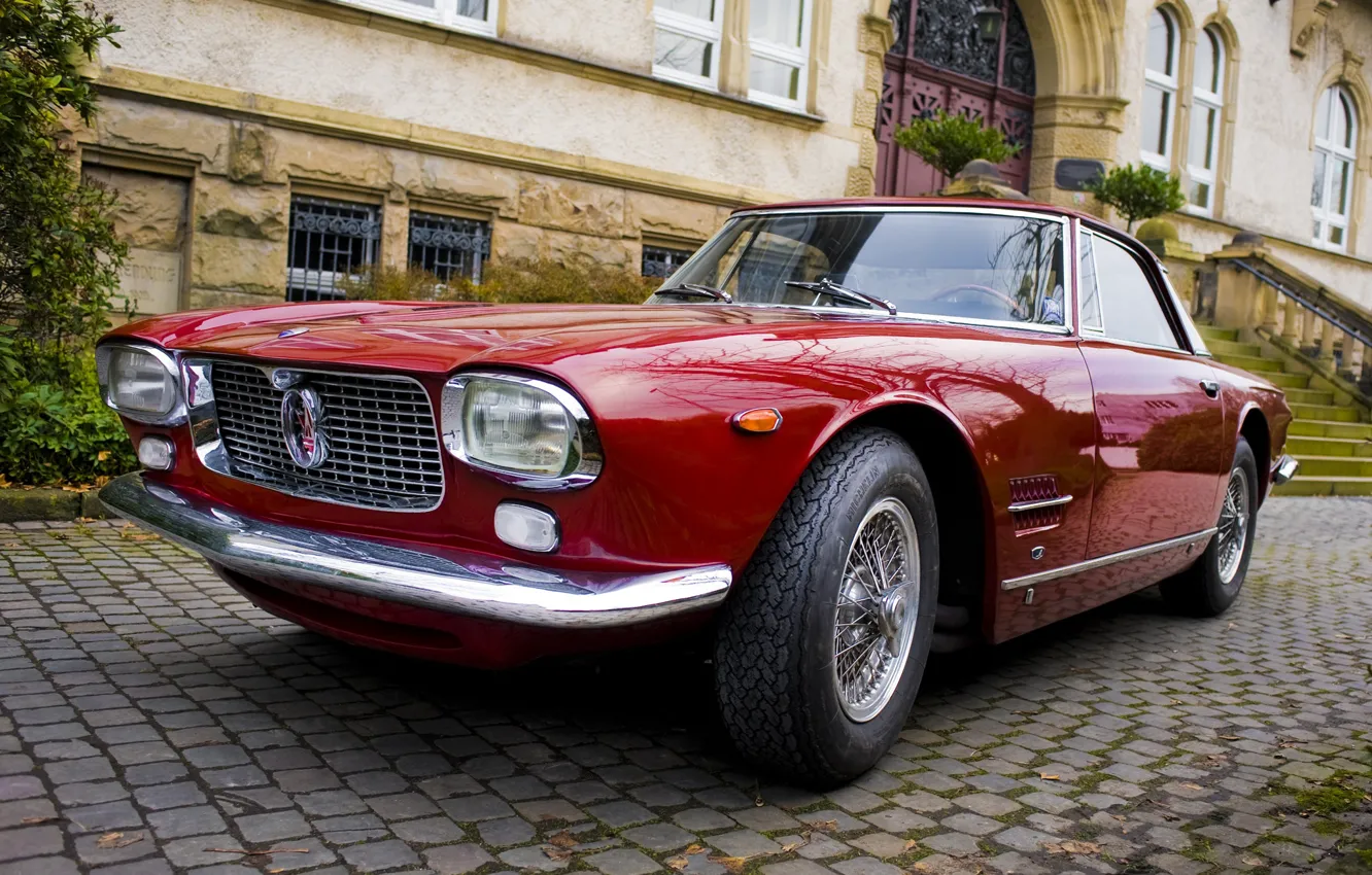 Фото обои Maserati, здание, купе, брусчатка, ступеньки, auto, coupe, мазерати