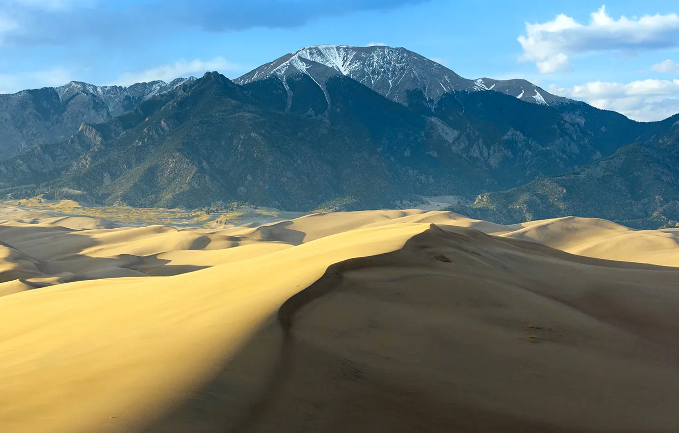 Фото обои песок, небо, облака, горы, пустыня, бархан