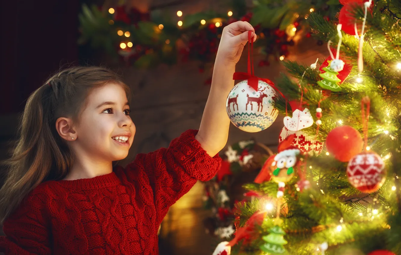 Фото обои зима, радость, игрушки, елка, девочка, Новый год, гирлянда, 2018