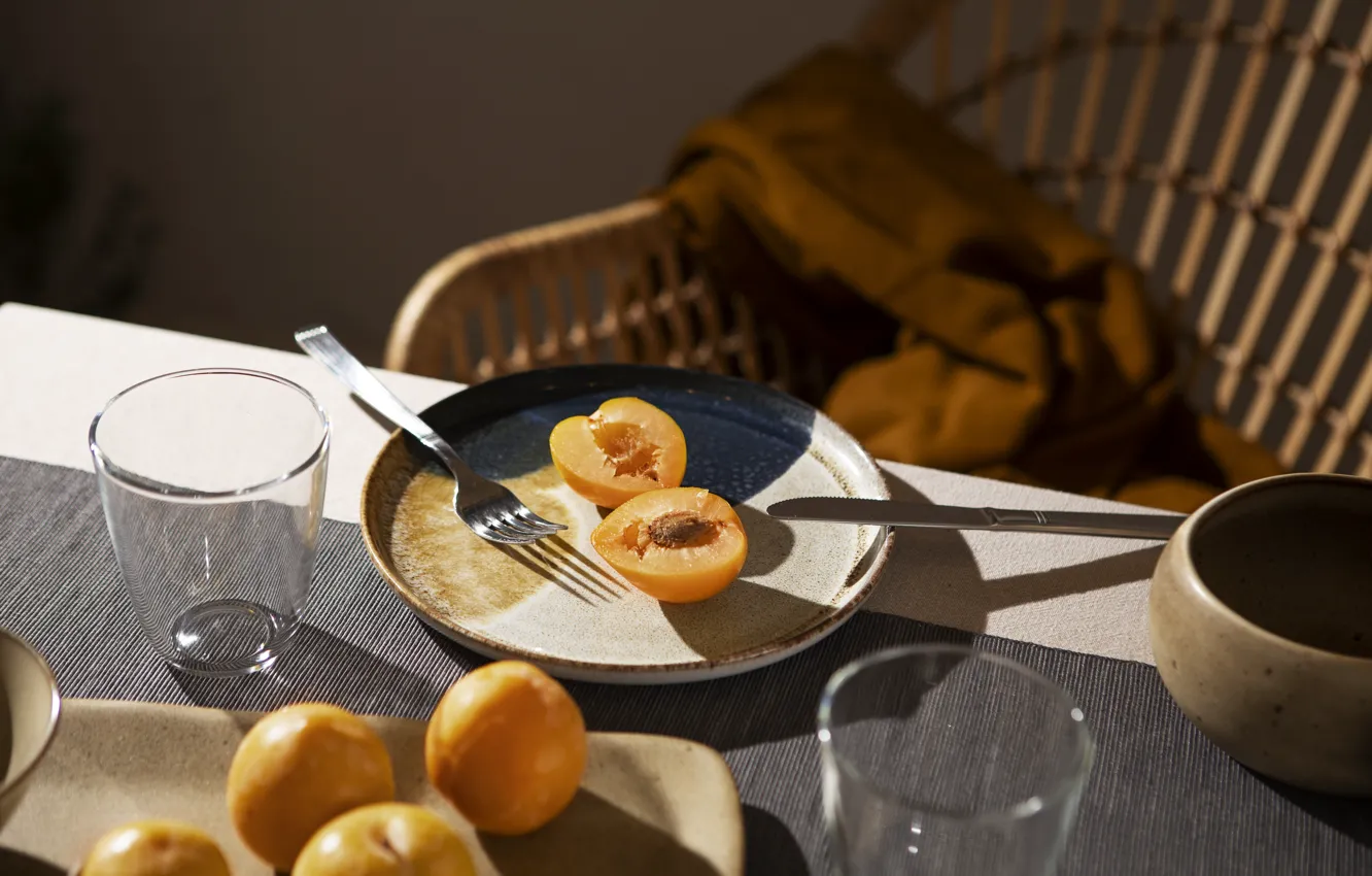 Фото обои свет, стакан, стол, тень, кресло, тарелка, нож, посуда