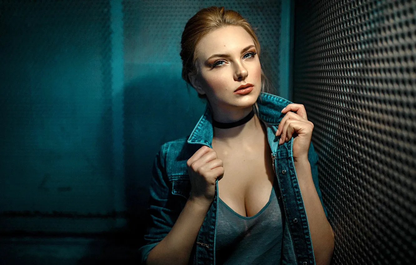 Фото обои взгляд, поза, модель, портрет, макияж, майка, лифт, прическа