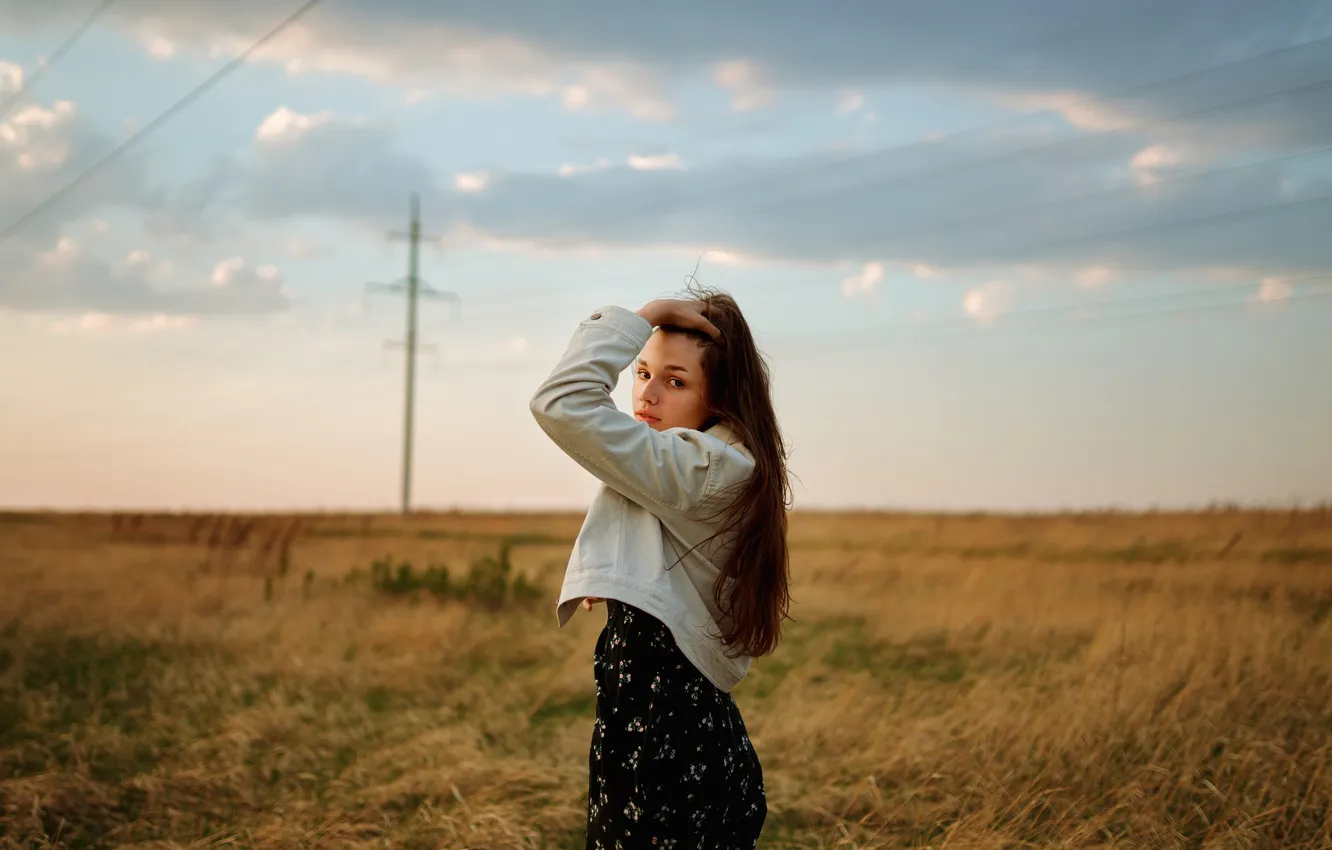 Фото обои девушка, grass, sky, long hair, field, clouds, model, brunette