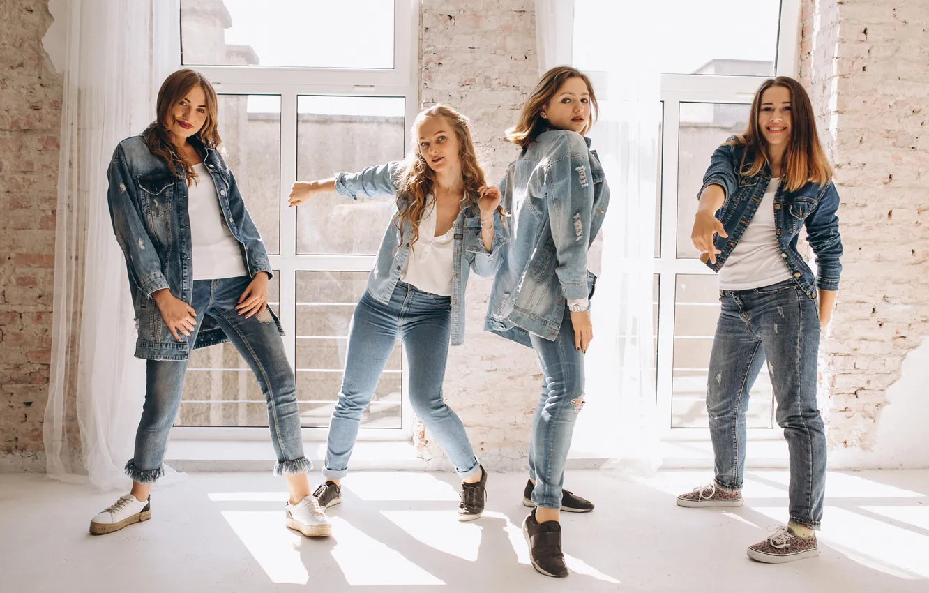 Фото обои studio, girls, dancing, denim
