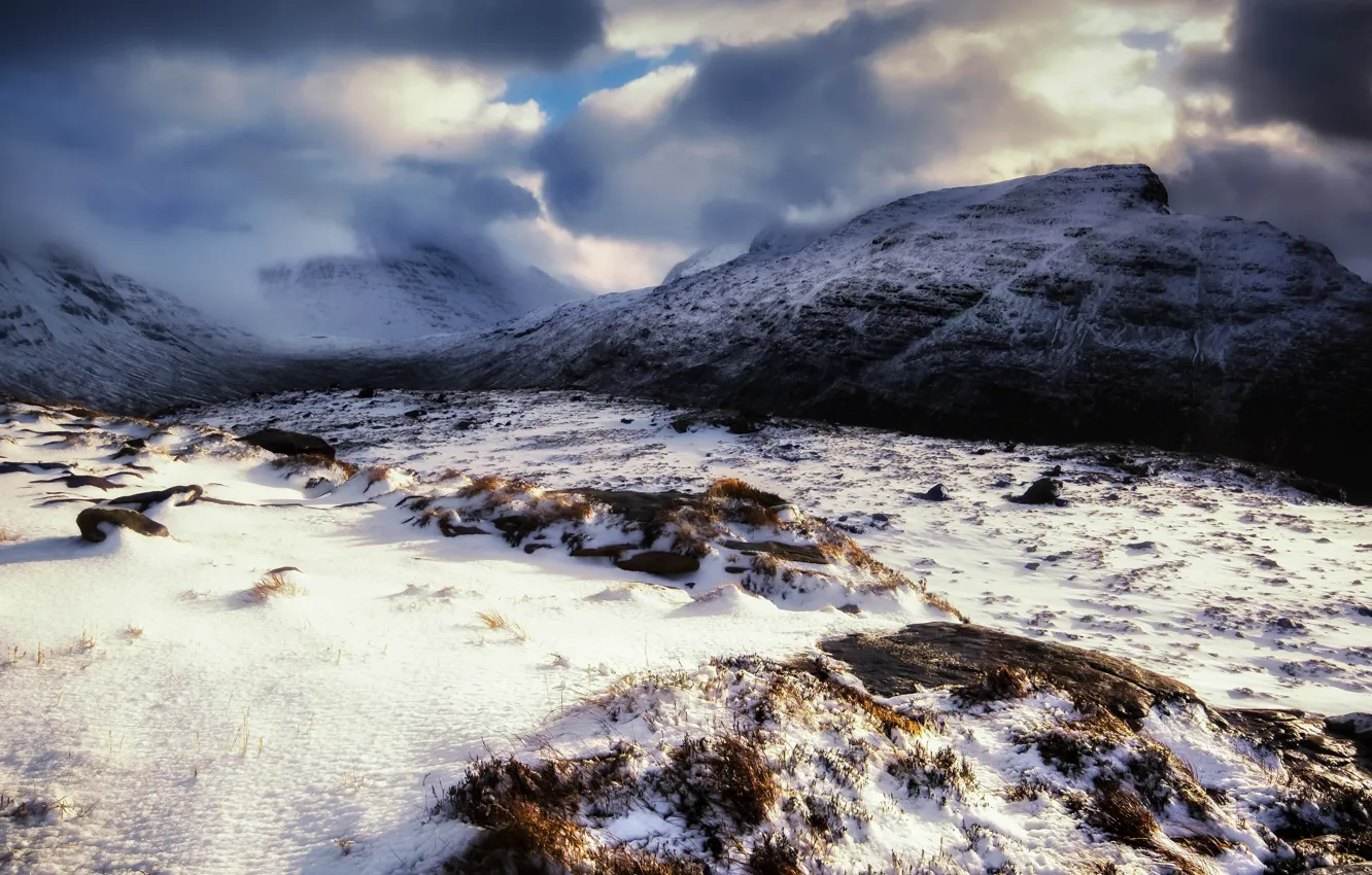 Фото обои небо, облака, снег, горы, тучи, камни, хмурое небо