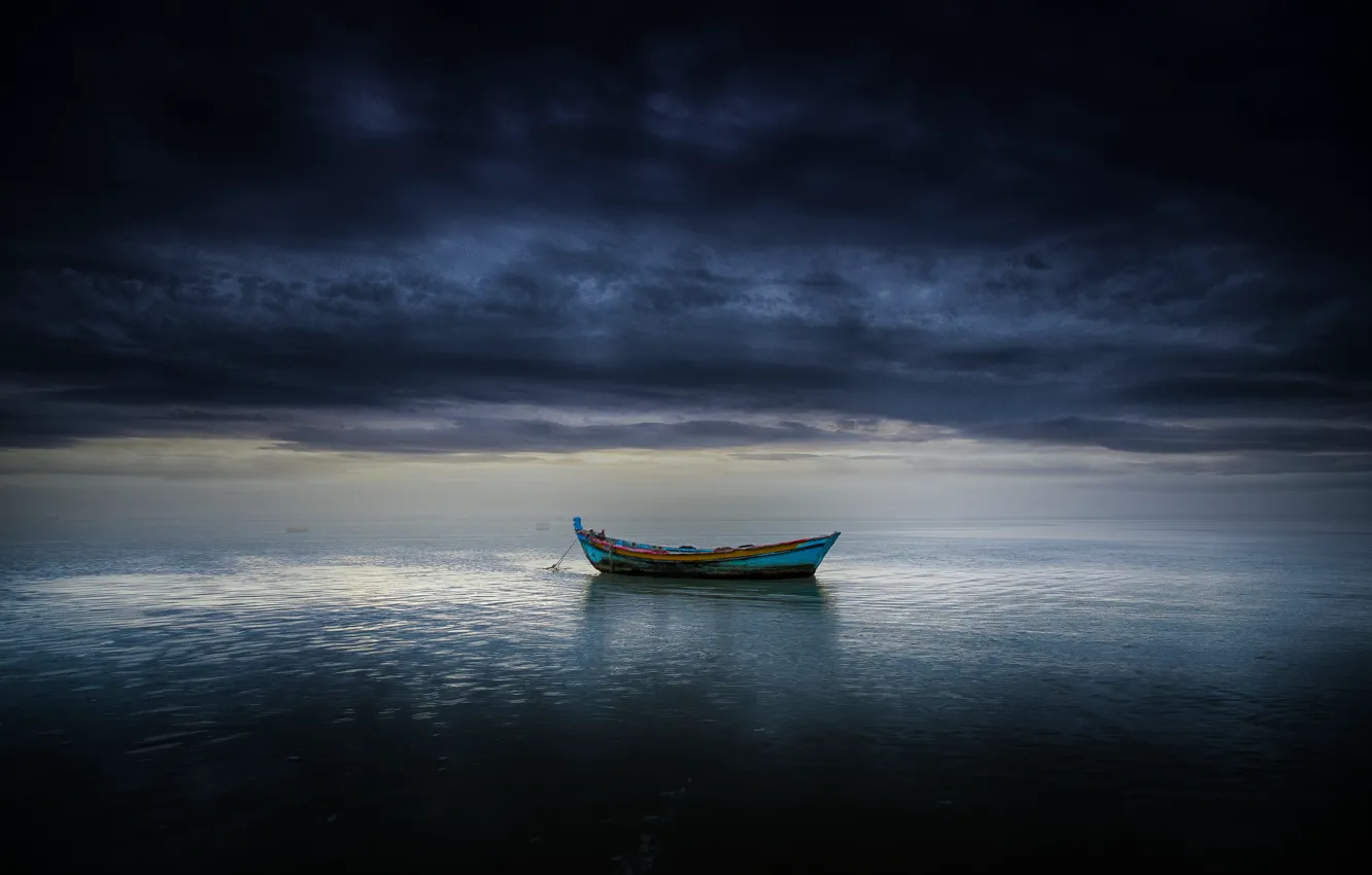 Фото обои море, облака, лодка, буря, горизонт, серые облака