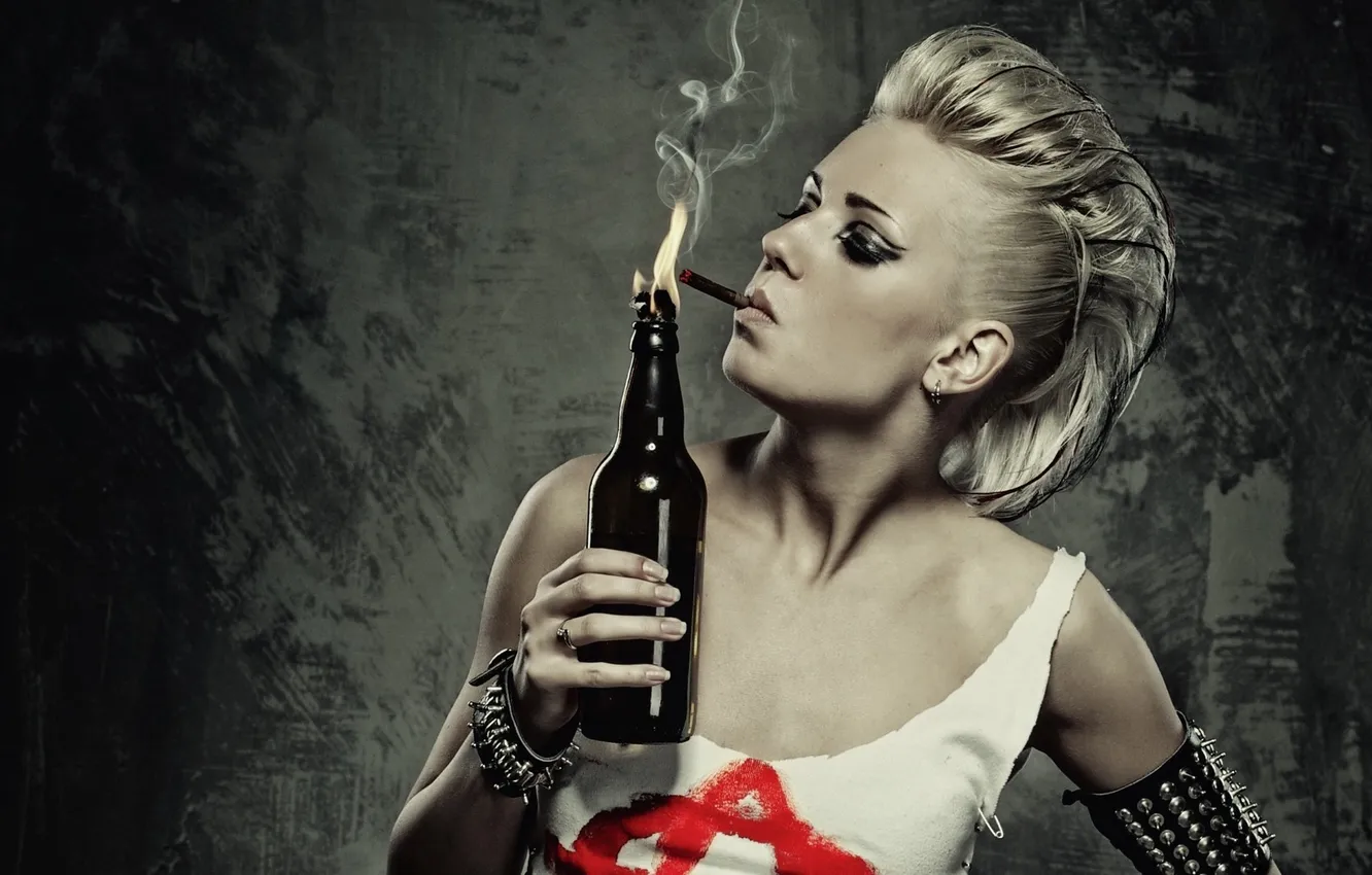 Фото обои девушка, пламя, бутылка, сигарета