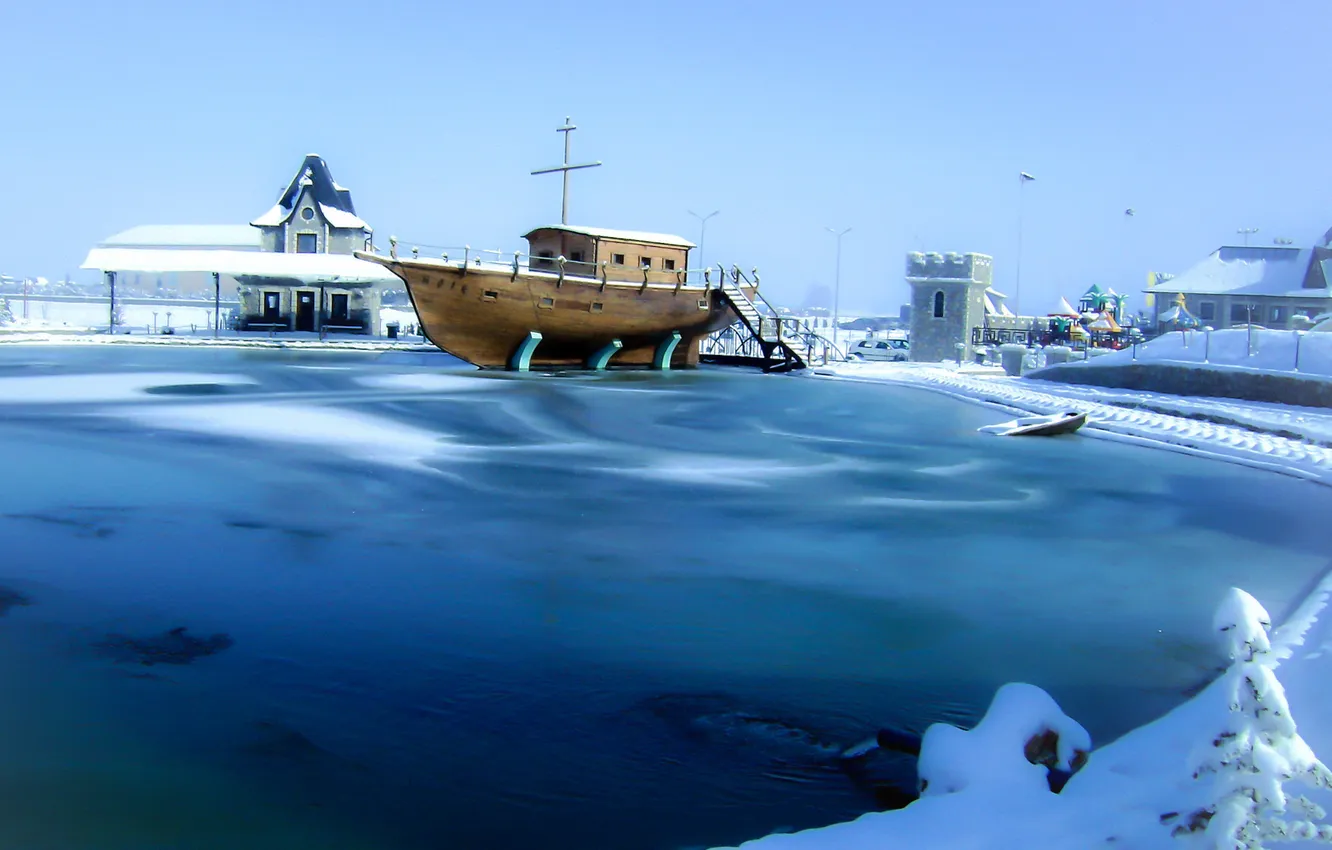 Фото обои зима, небо, снег, дом, пруд, лодка, башня, елочка