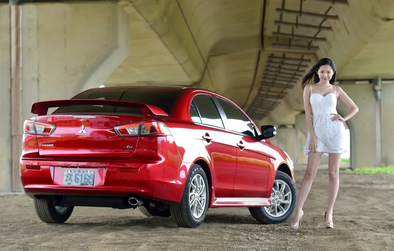 Фото обои взгляд, Девушки, Mitsubishi, азиатка, красивая девушка, красный авто, позирует над машиной