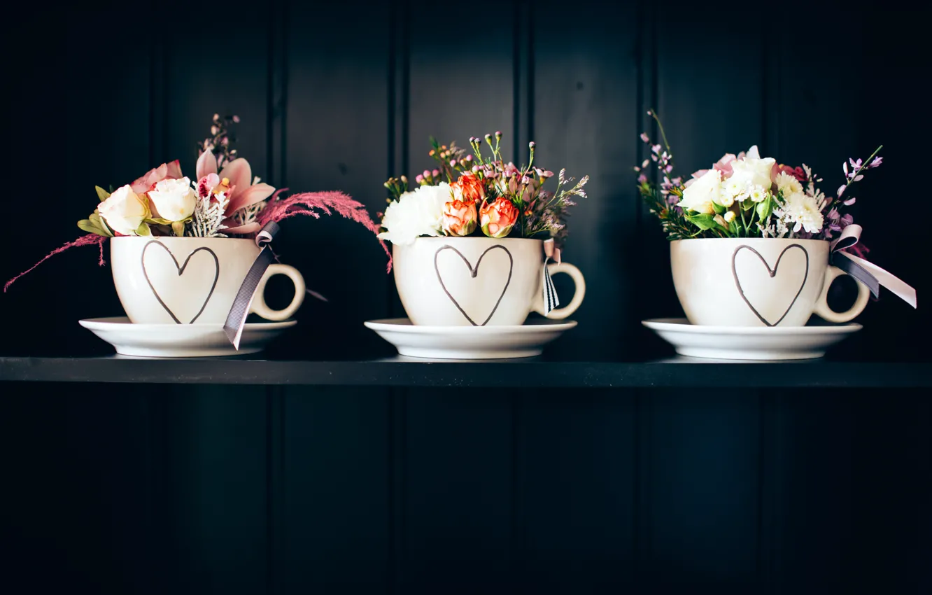 Фото обои цветы, интерьер, чашки, полка, три, белые, композиция
