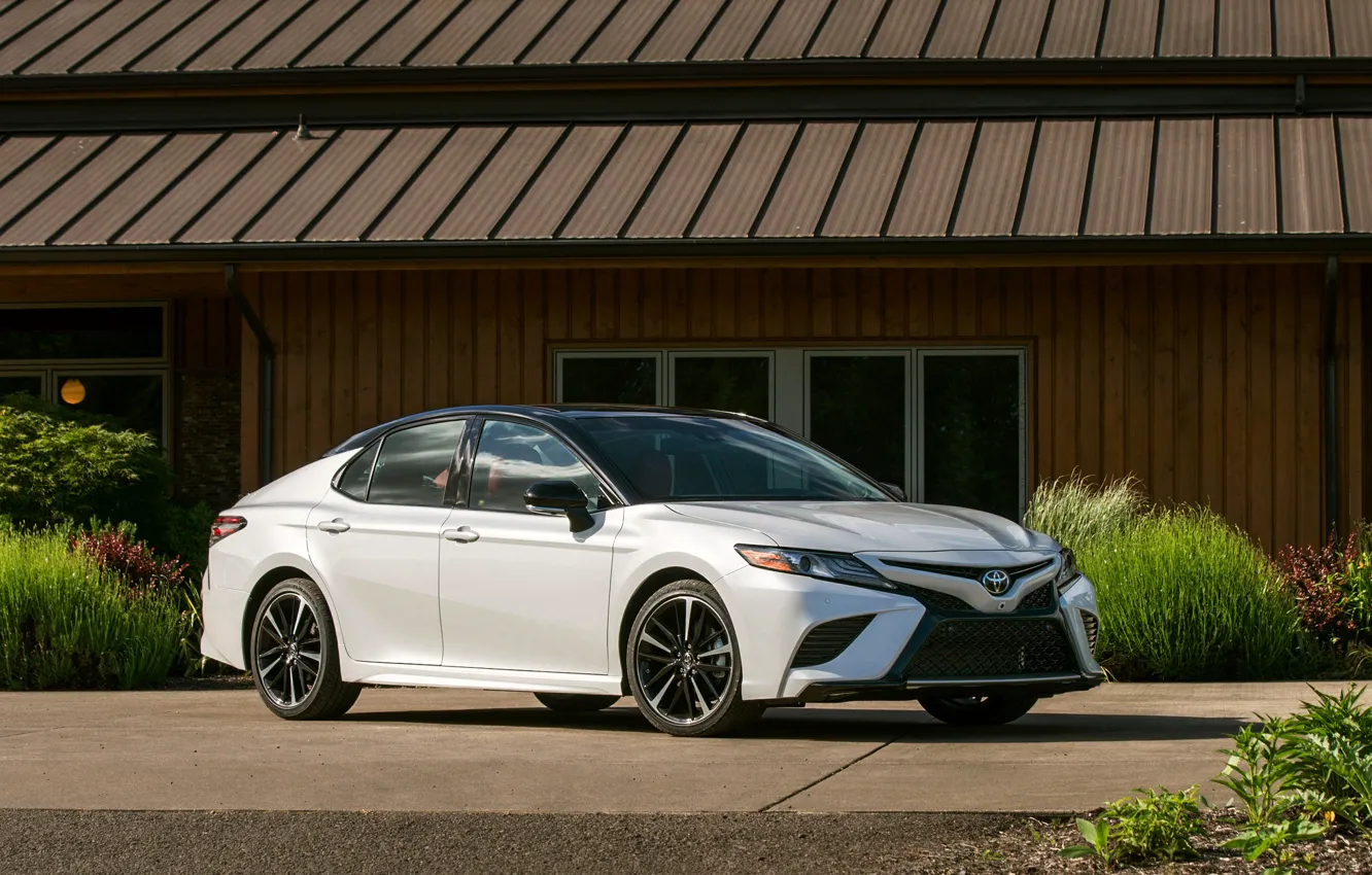 Фото обои белый, здание, Toyota, седан, 2018, Camry, XSE