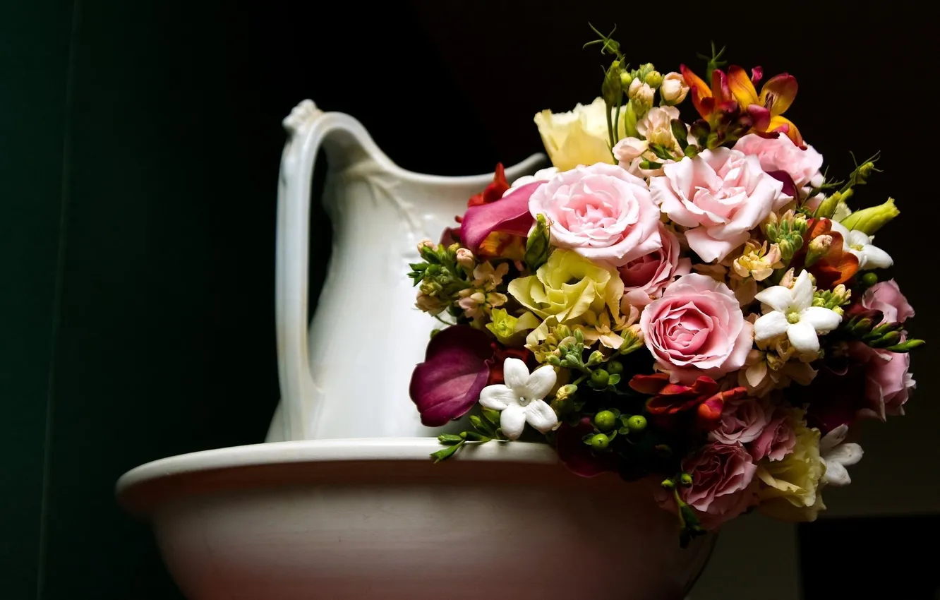 Фото обои розы, букет, кувшин, эустома, каллы