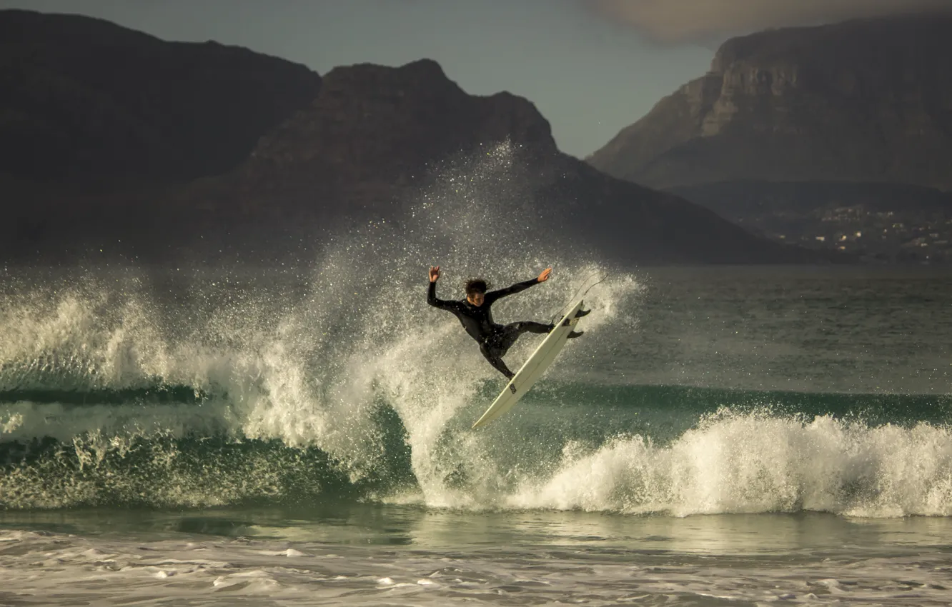 Фото обои sea, mountains, surfing, village, wave, surfboard, aereo