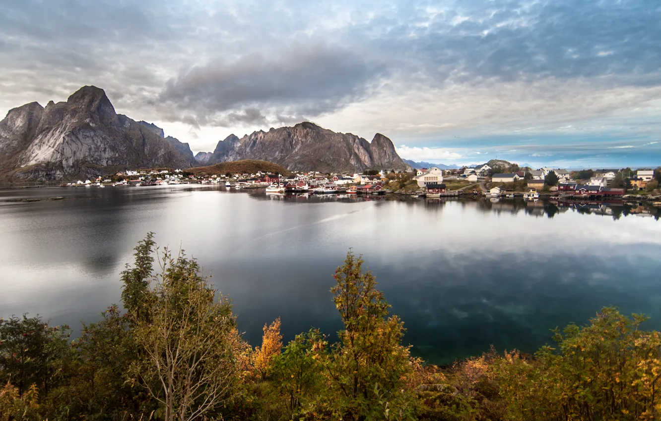 Фото обои деревья, горы, отражение, река, лодка, дома, деревня, river