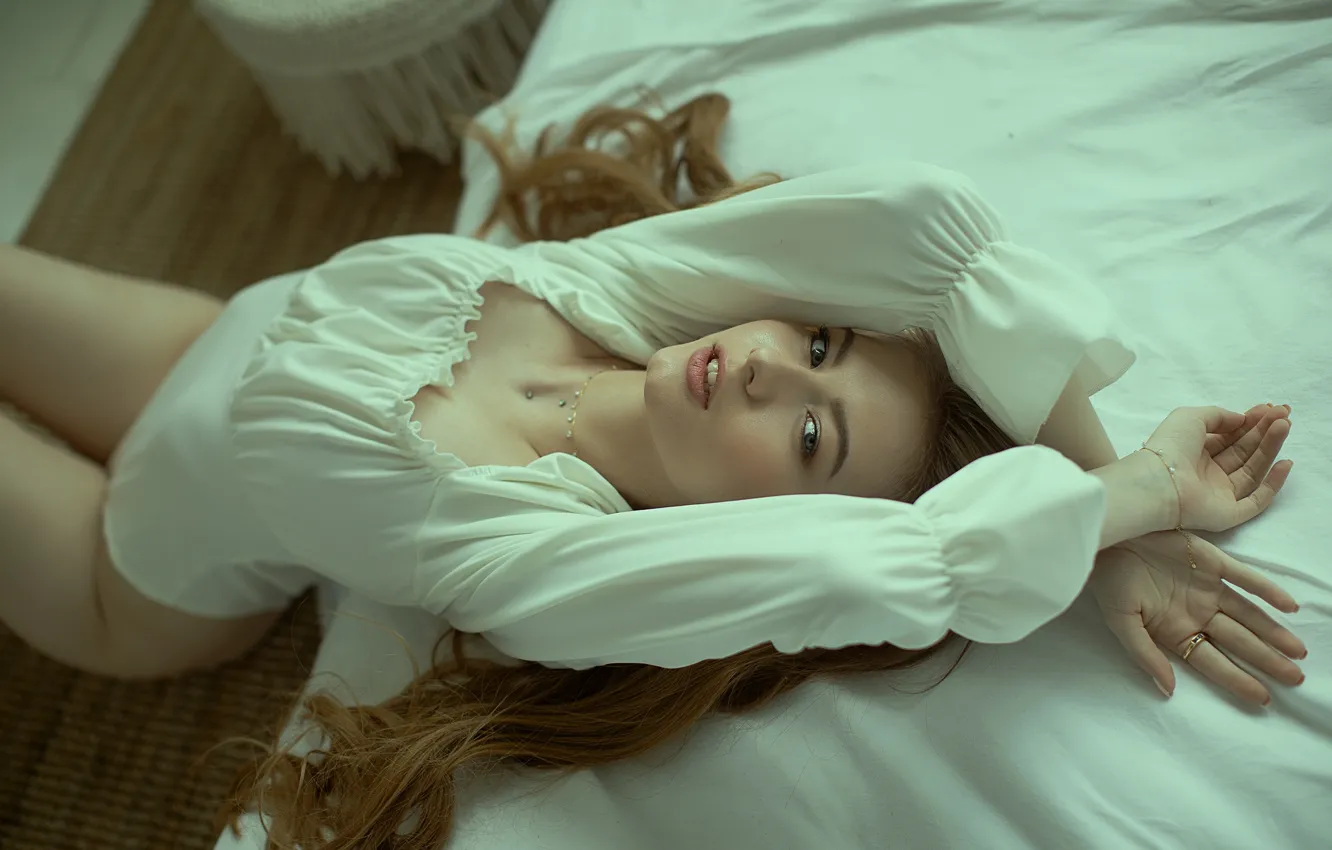 Фото обои взгляд, девушка, лицо, поза, руки, блузка, длинные волосы, Вячеслав Холодилов