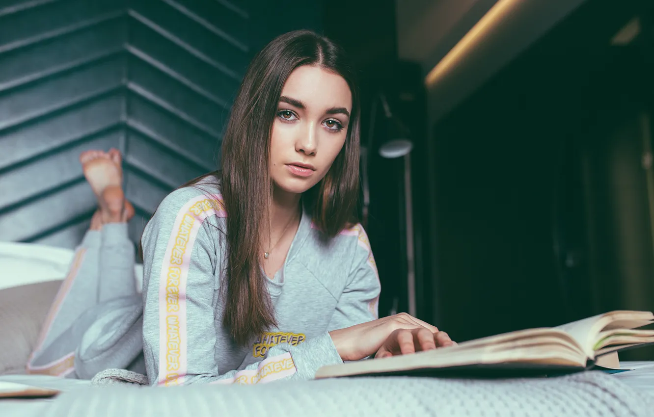 Фото обои взгляд, девушка, кровать, книга