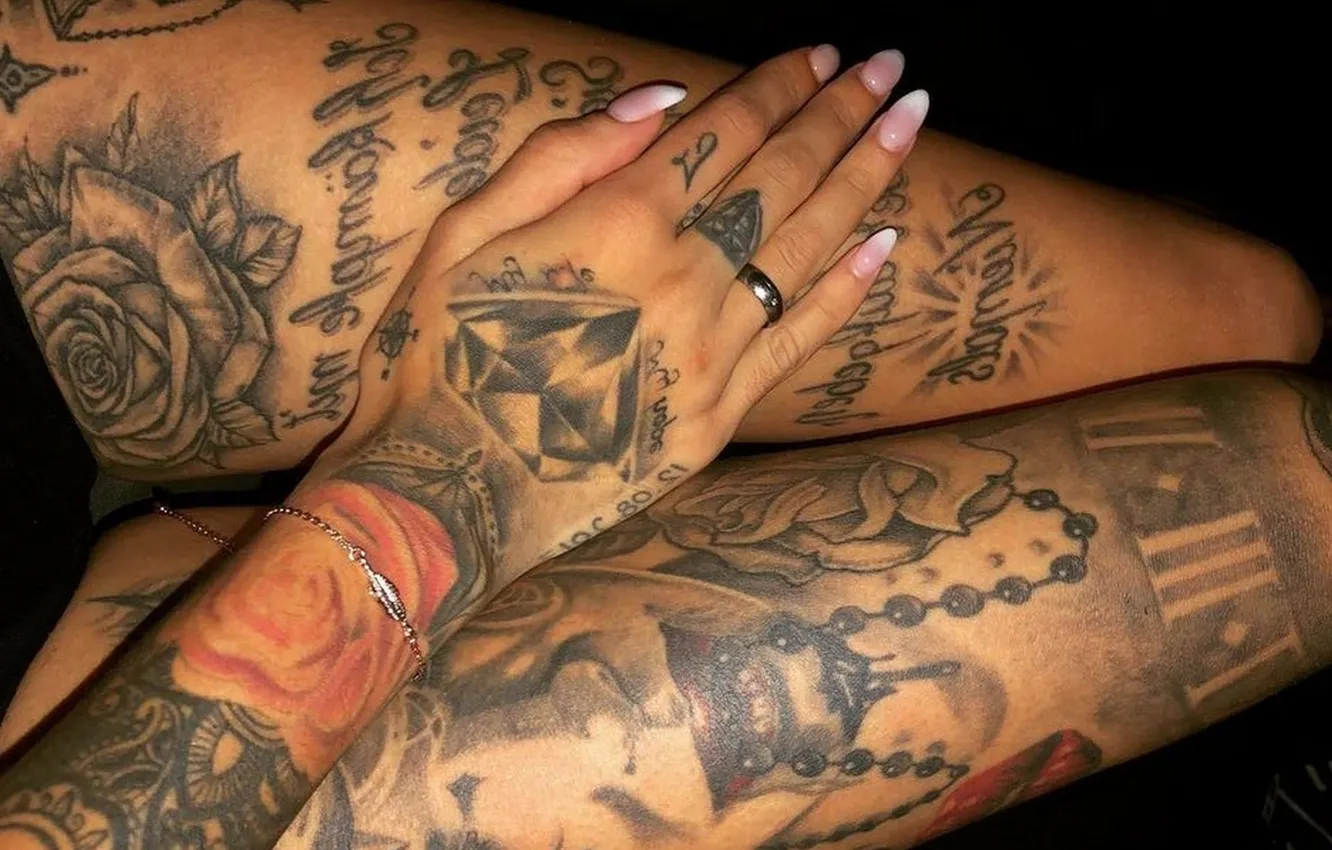 Фото обои девушка, тату, маникюр, стройные ножки, татуировка на руке, цепочка на руке, татуировки на ногах, колечко …