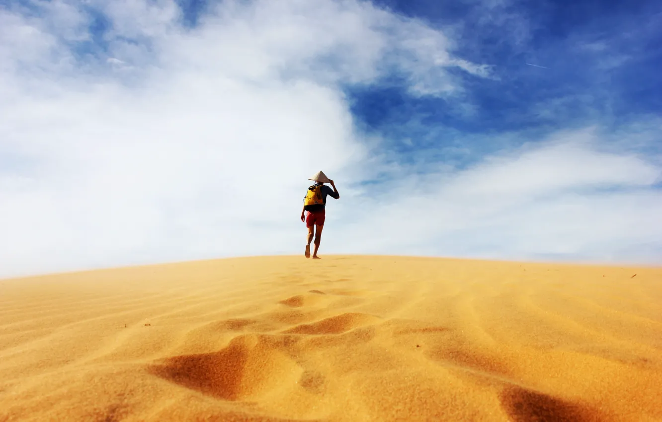 Фото обои песок, пустыня, человек, lone traveller in the sand