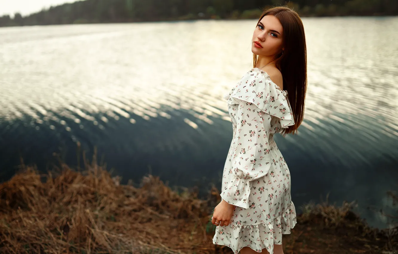 Фото обои лес, взгляд, девушка, природа, лицо, поза, шляпа, платье