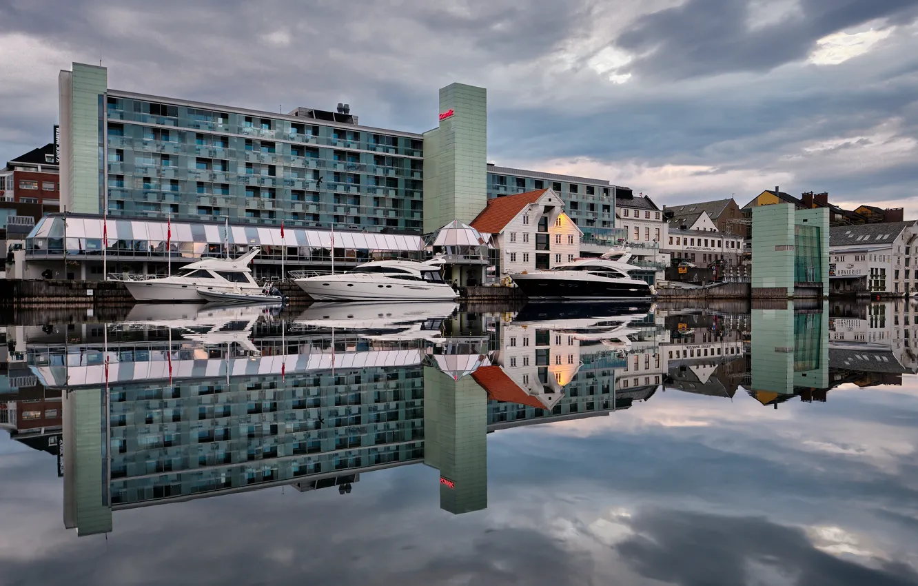 Фото обои отражение, лодки, Норвегия, отель, Haugesund
