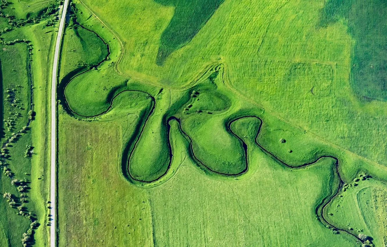 Фото обои дорога, поле, пейзаж, природа, река, долина, вид сверху, рельеф
