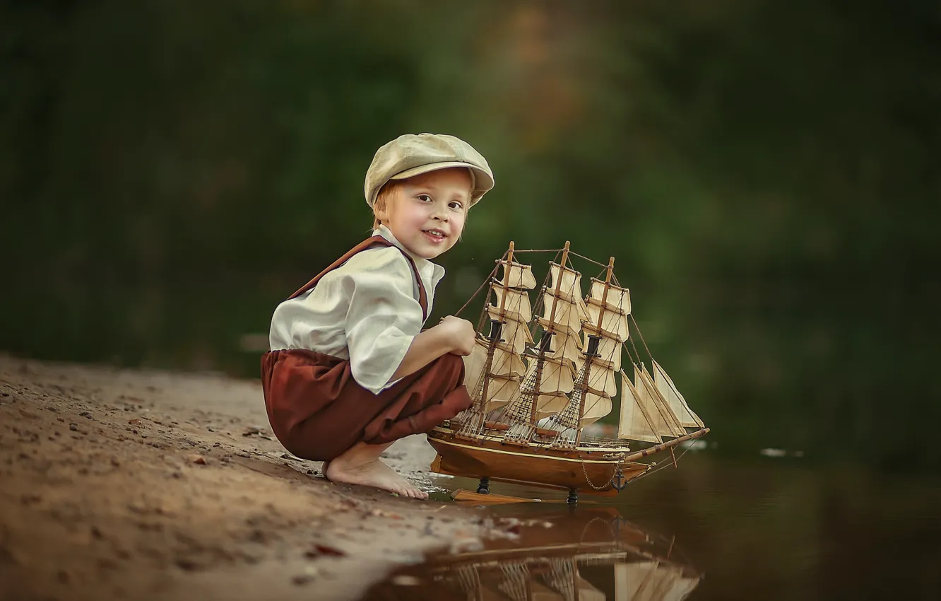 Фото обои вода, природа, берег, босиком, мальчик, кораблик, ребёнок, босой